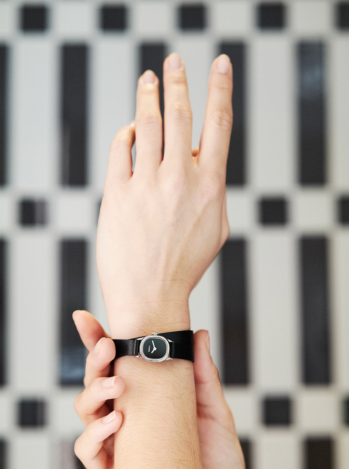 Image of Montre Minicolo noire à bracelet en cuir noir et cadran rond