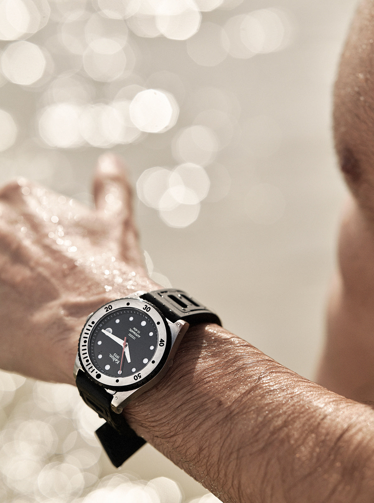 Image of Montre homme à cadran noir et bracelet noir en silicone, lunette blanche graduée