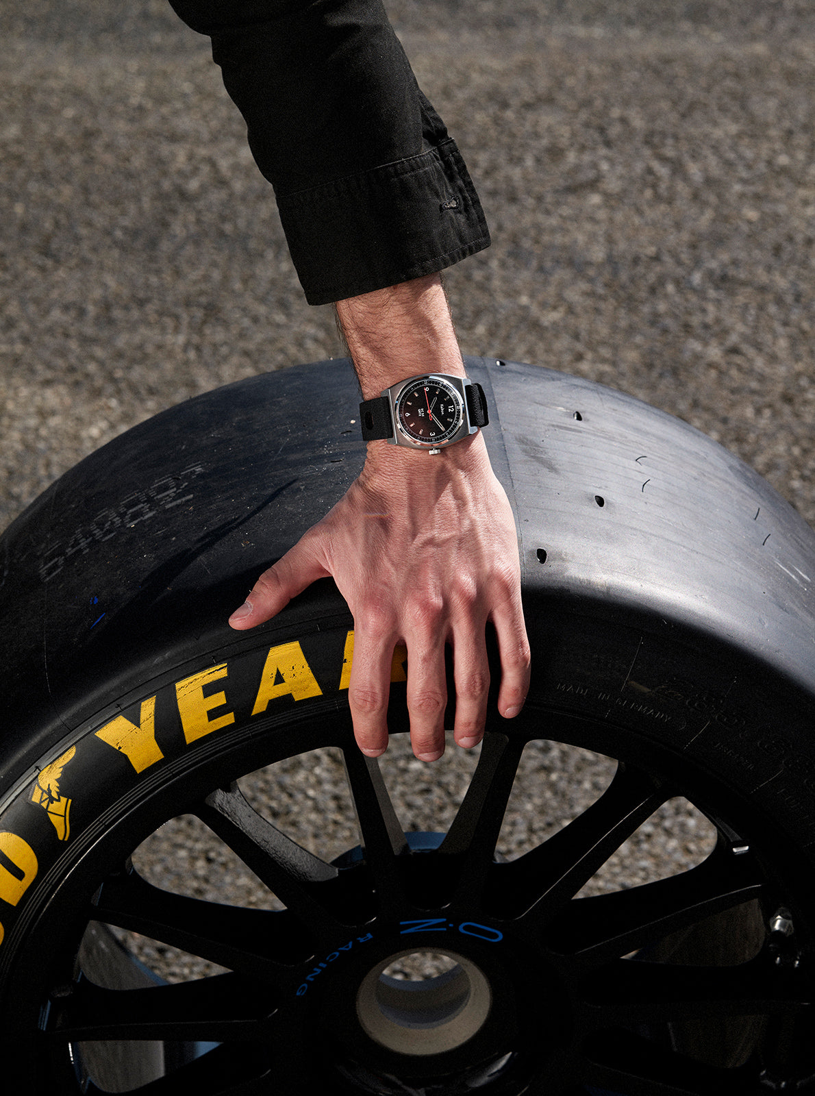 Image of Montre-bracelet noire : cadran noir, boîtier argenté, bracelet en caoutchouc noir