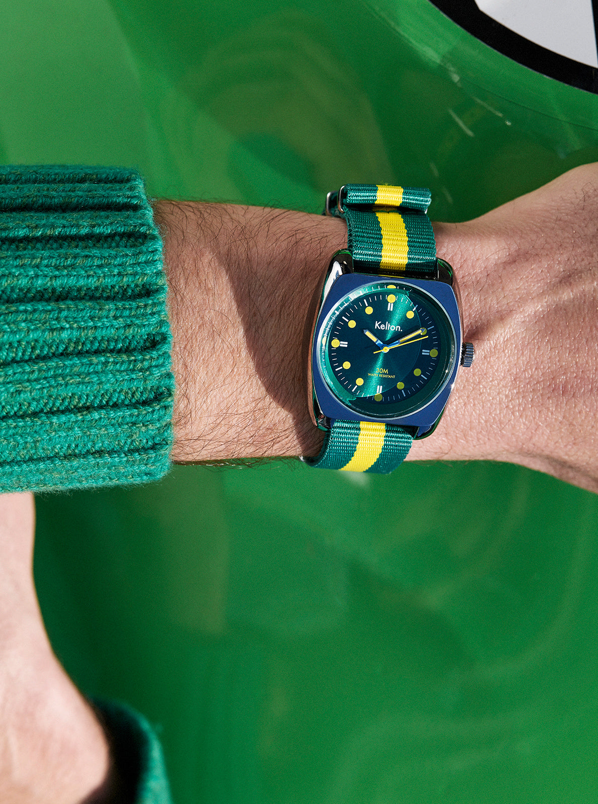 Image of Montre à cadran bleu et bracelet NATO vert et jaune, boîtier rond argenté