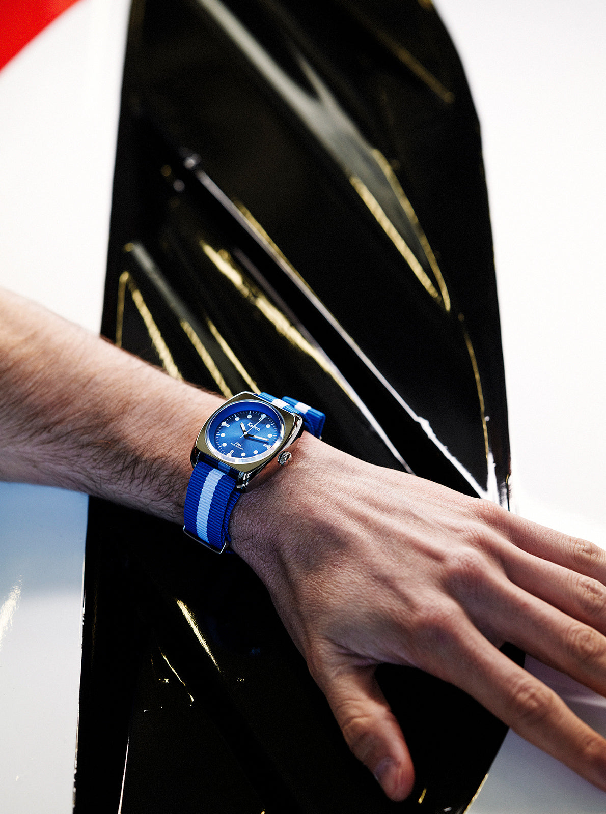 Image of Montre à cadran bleu sur bracelet Nato bleu et blanc, boîtier rond
