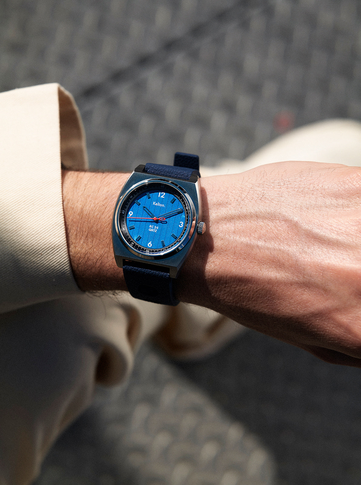 Image of Montre ronde à cadran bleu et bracelet bleu foncé sur poignet