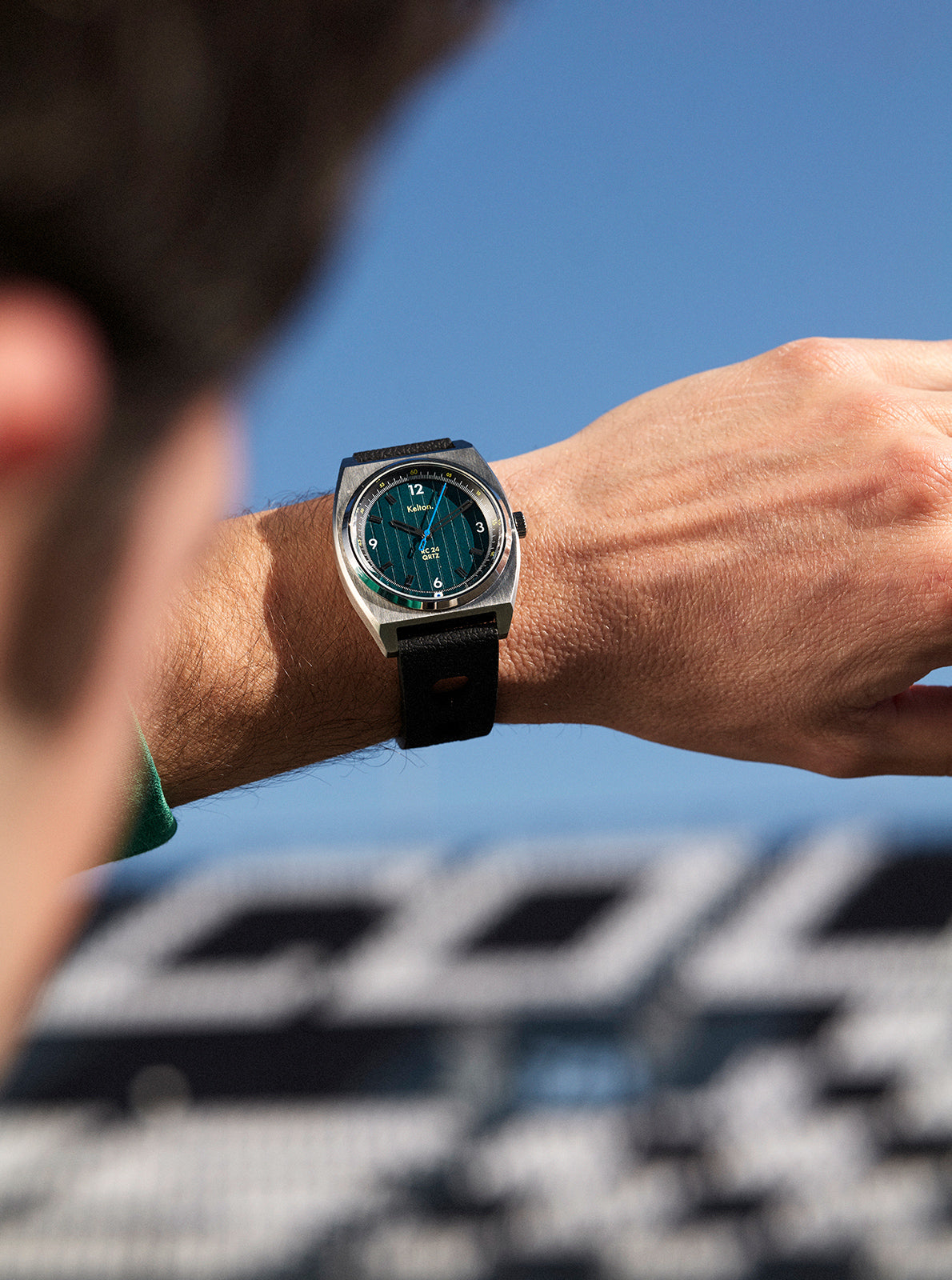 Image of Montre RC24 à cadran vert et bracelet noir, sur poignet