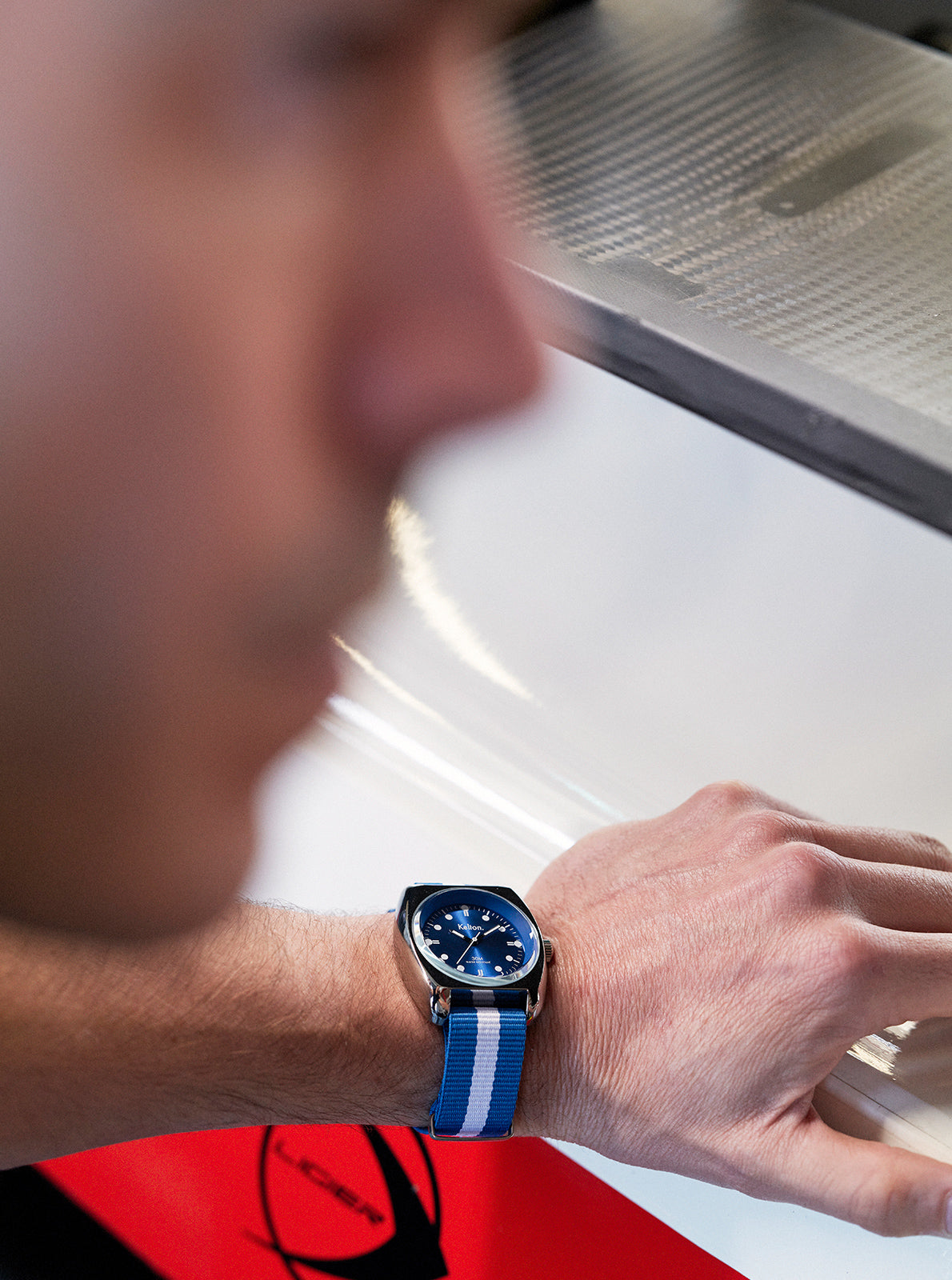 Image of Montre à bracelet Nato bleu et blanc, cadran bleu avec index lumineux