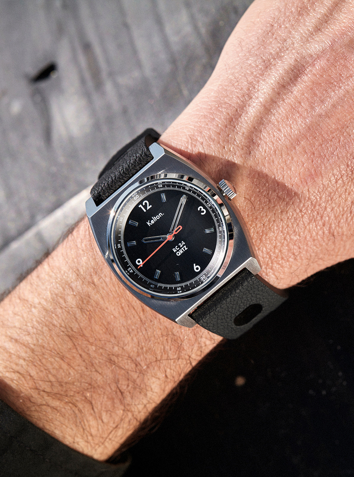 Image of Montre-bracelet noire : cadran noir avec index et aiguille rouge, bracelet en caoutchouc