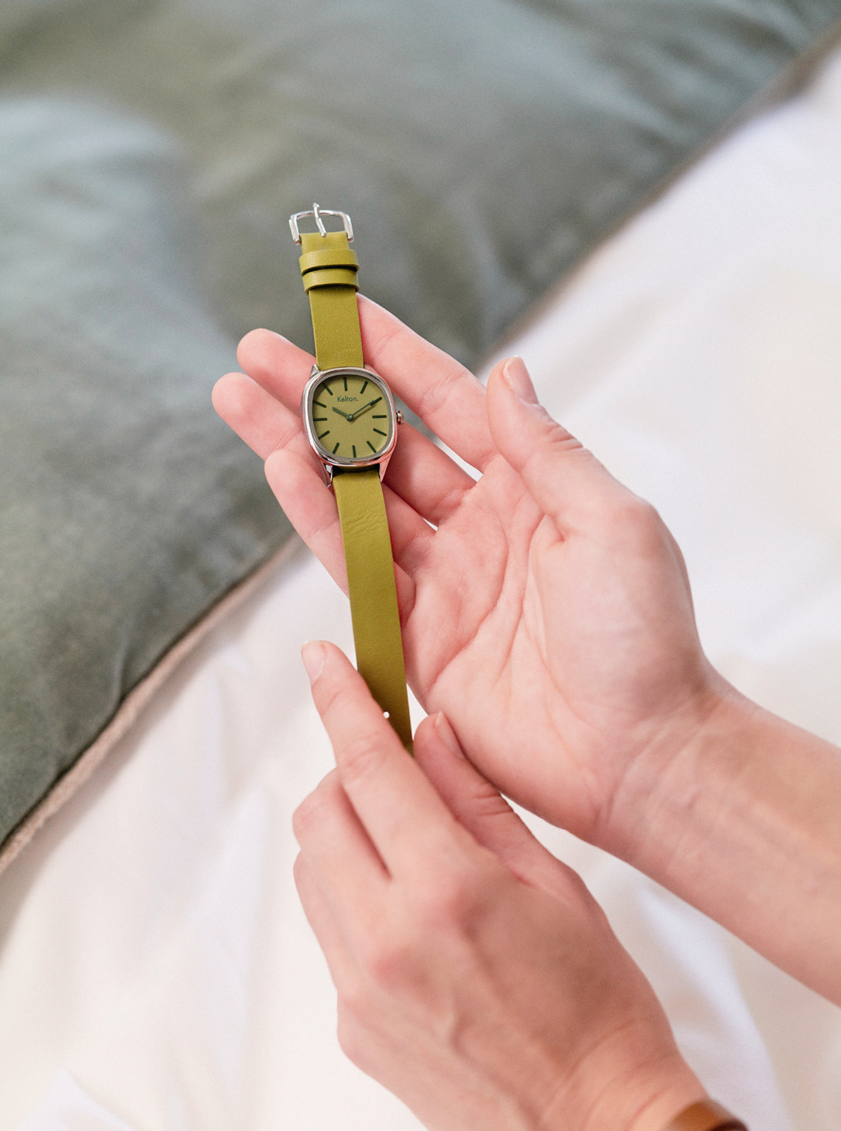 Image of Montre Colorama Sauge : cadran rond vert, bracelet cuir vert sauge