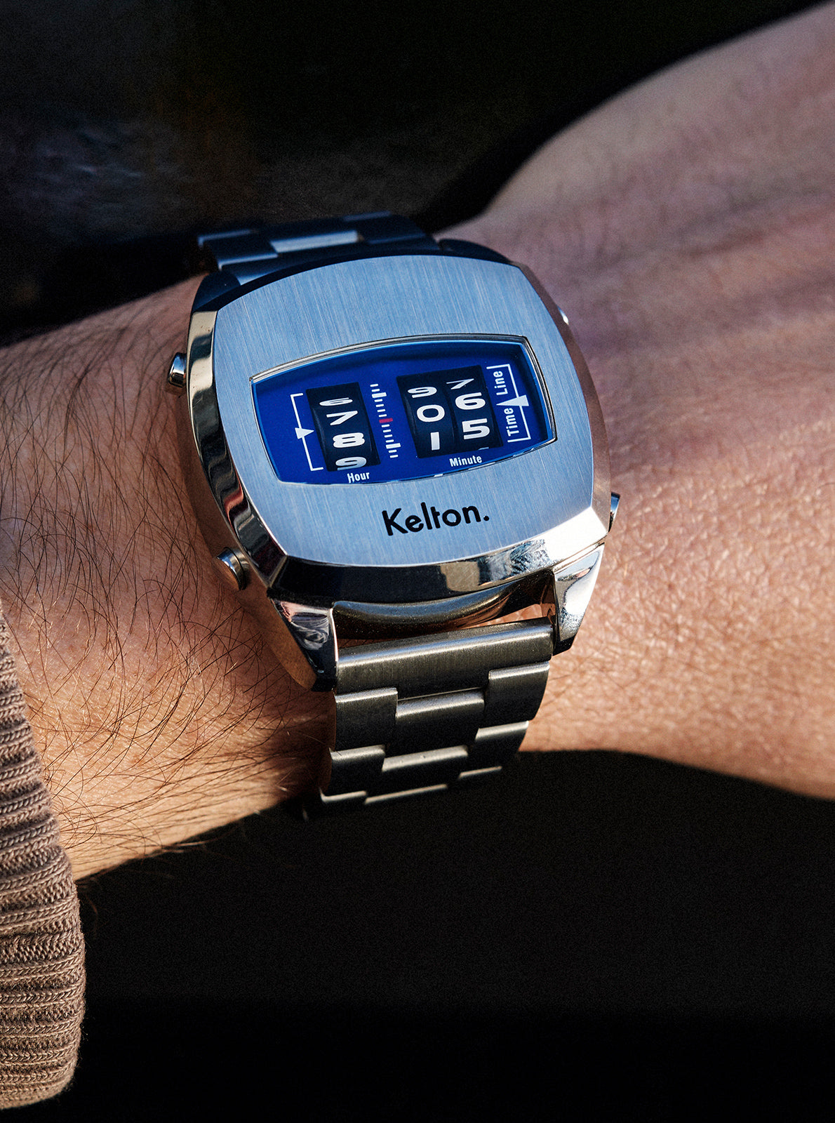 Image of Montre Kelton à cadran bleu sur bracelet acier, vue rapprochée du cadran