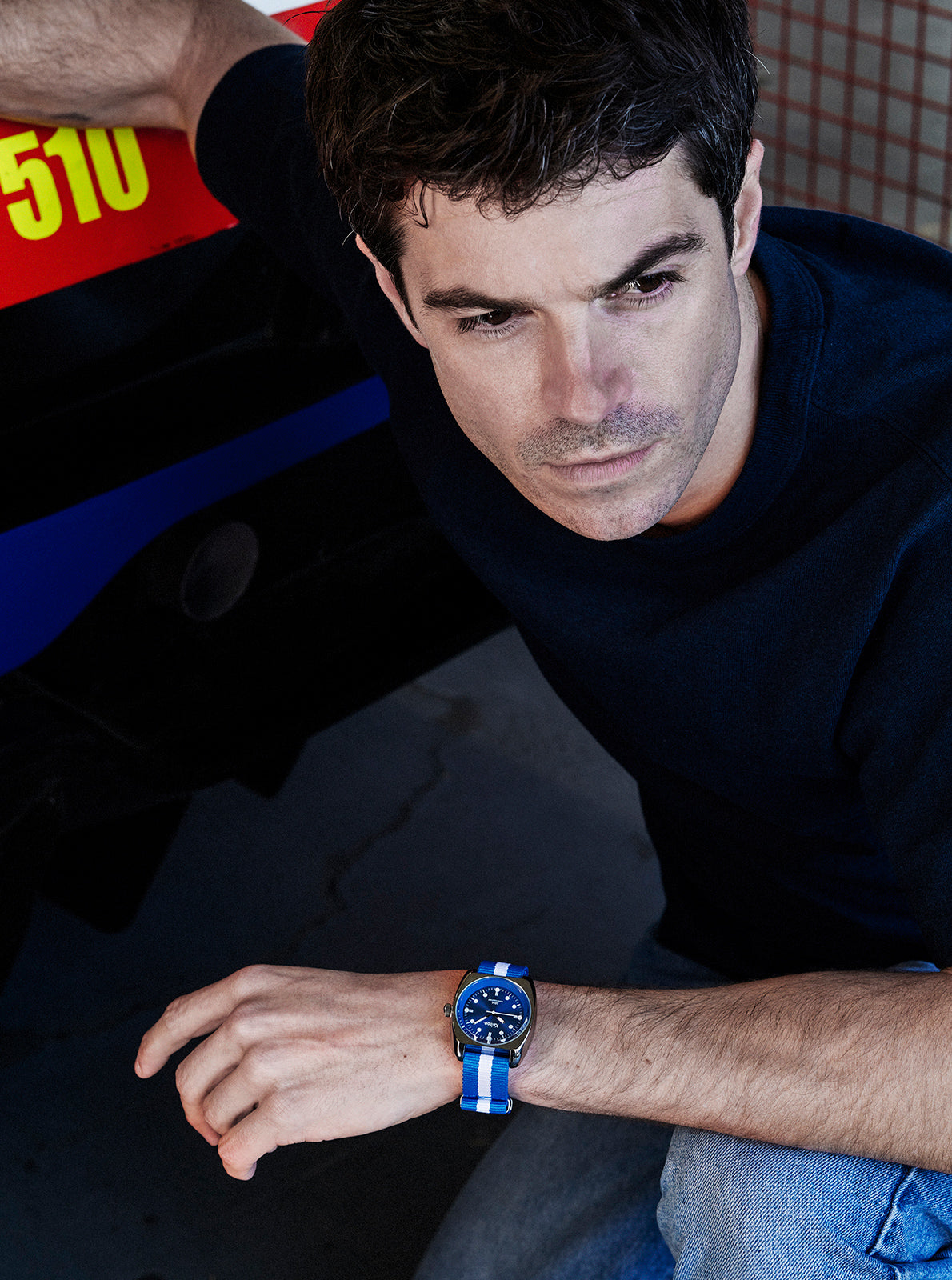 Image of Montre cadran bleu sur bracelet Nato bleu/blanc, portée au poignet