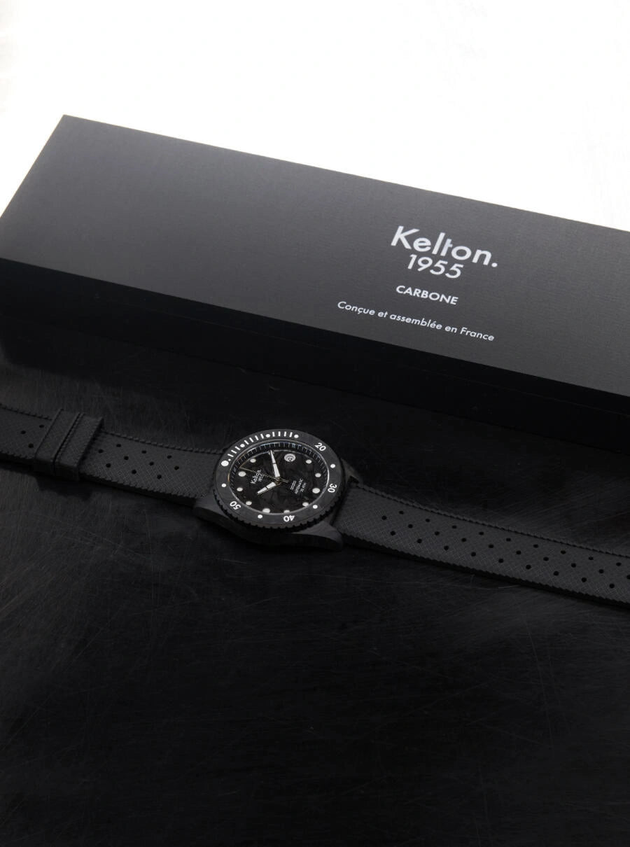 Image of Montre de plongée Carbone Kelton 1955, cadran noir et bracelet en cuir perforé.