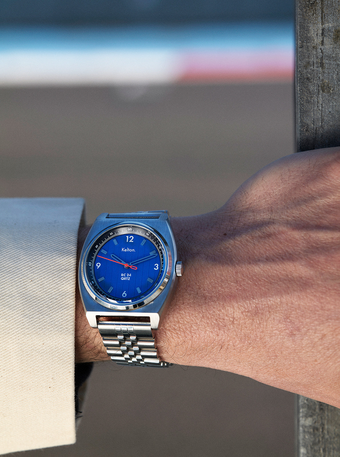 Image of Montre-bracelet cadran bleu avec index chiffres, bracelet métal argenté