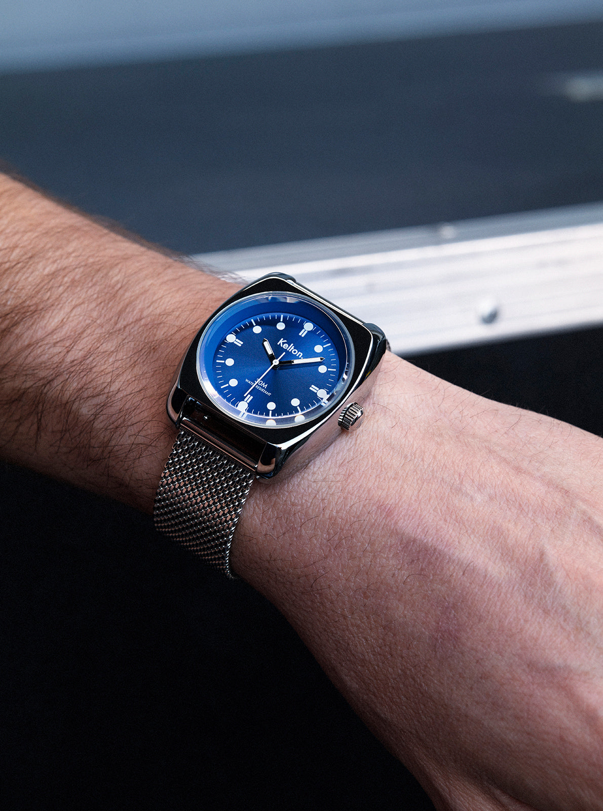 Image of Montre RC2 à cadran bleu et bracelet maille noire, boîtier rond noir.