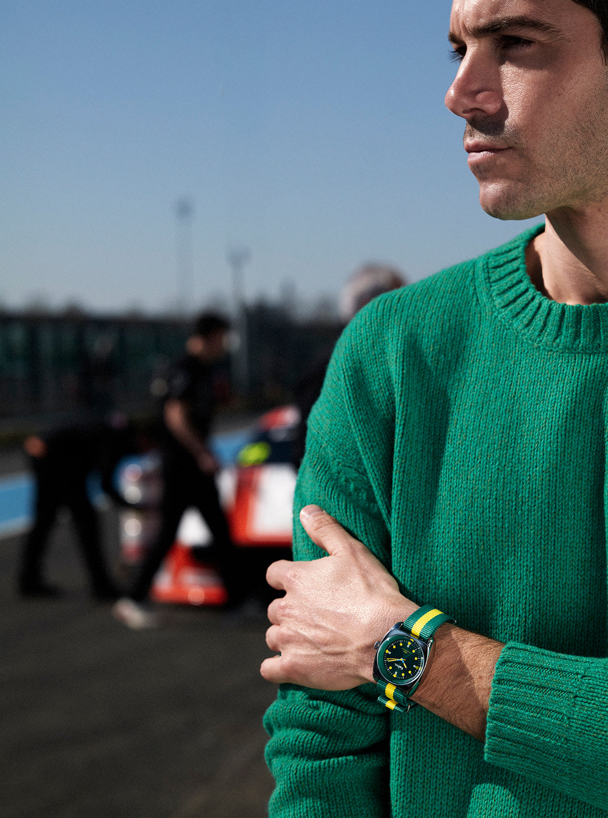 Image of Montre ronde cadran bleu sur bracelet NATO vert et jaune
