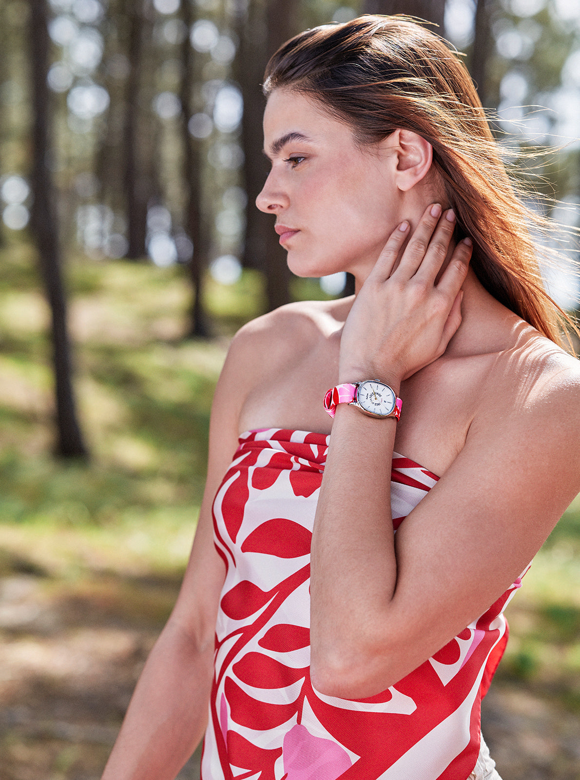 Image of Montre bracelet rose à motif floral, cadran clair, gros plan sur poignet