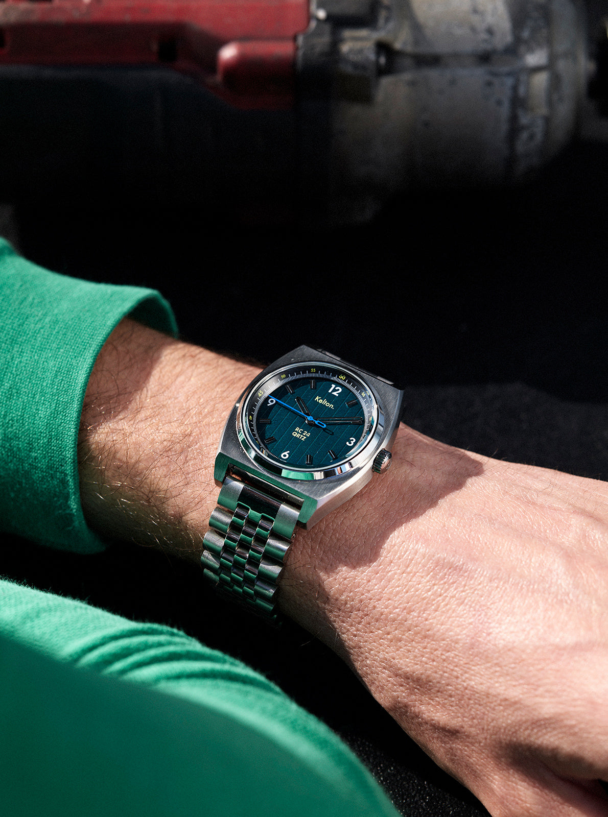 Image of Montre RC24 cadran bleu sur bracelet jubilee vert, gros plan au poignet