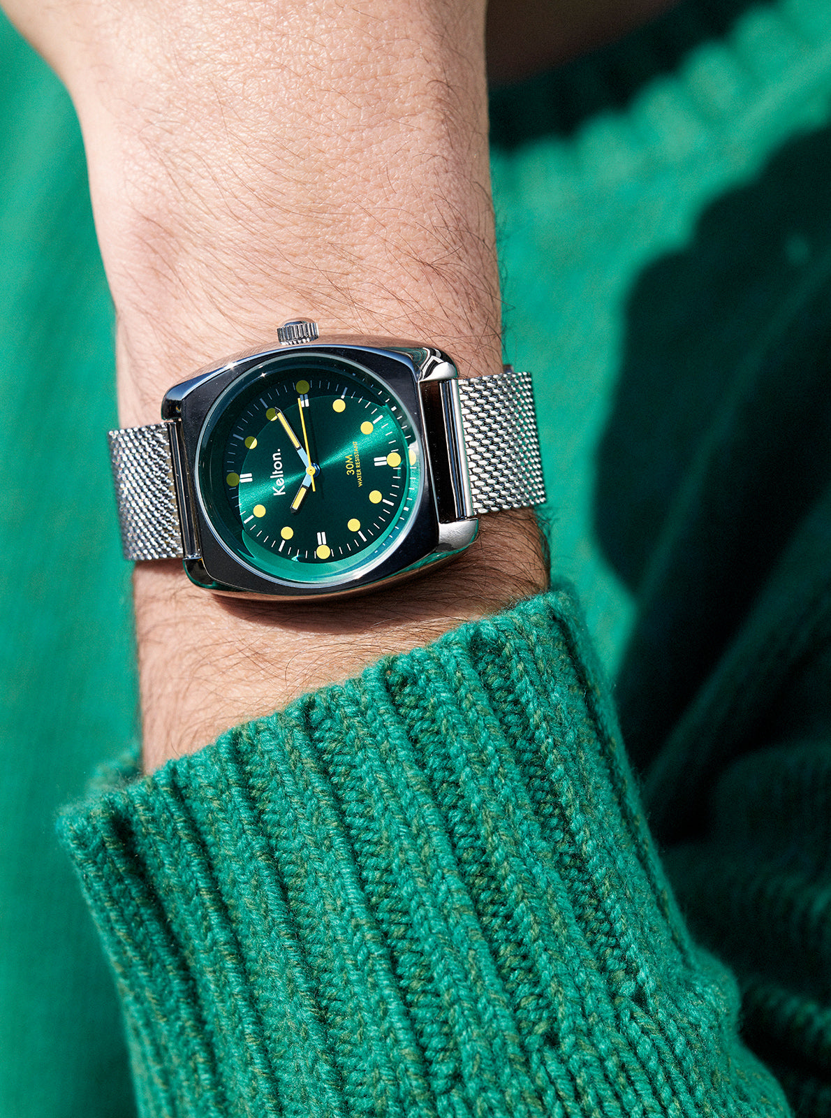 Image of Montre RC2: cadran vert, index jaunes, bracelet maille argent.