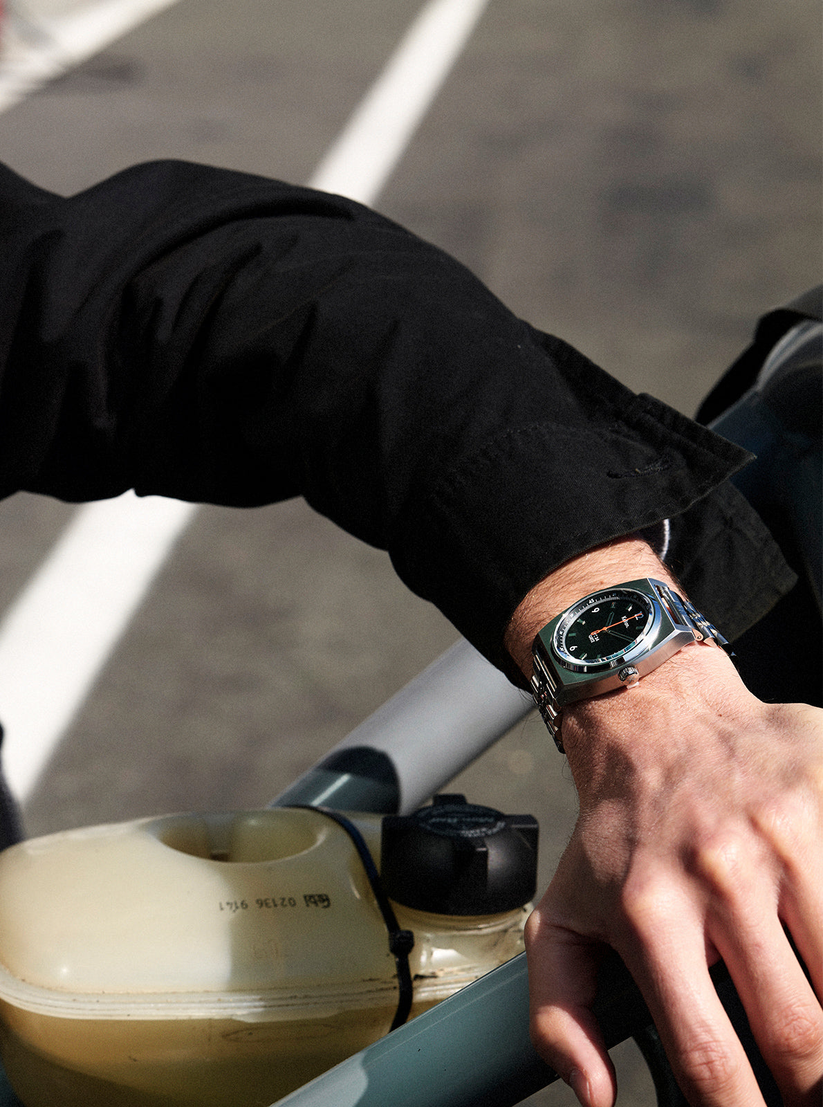 Image of Montre RC24 Asphalte Quartz : cadran noir et bracelet métallique jubilee