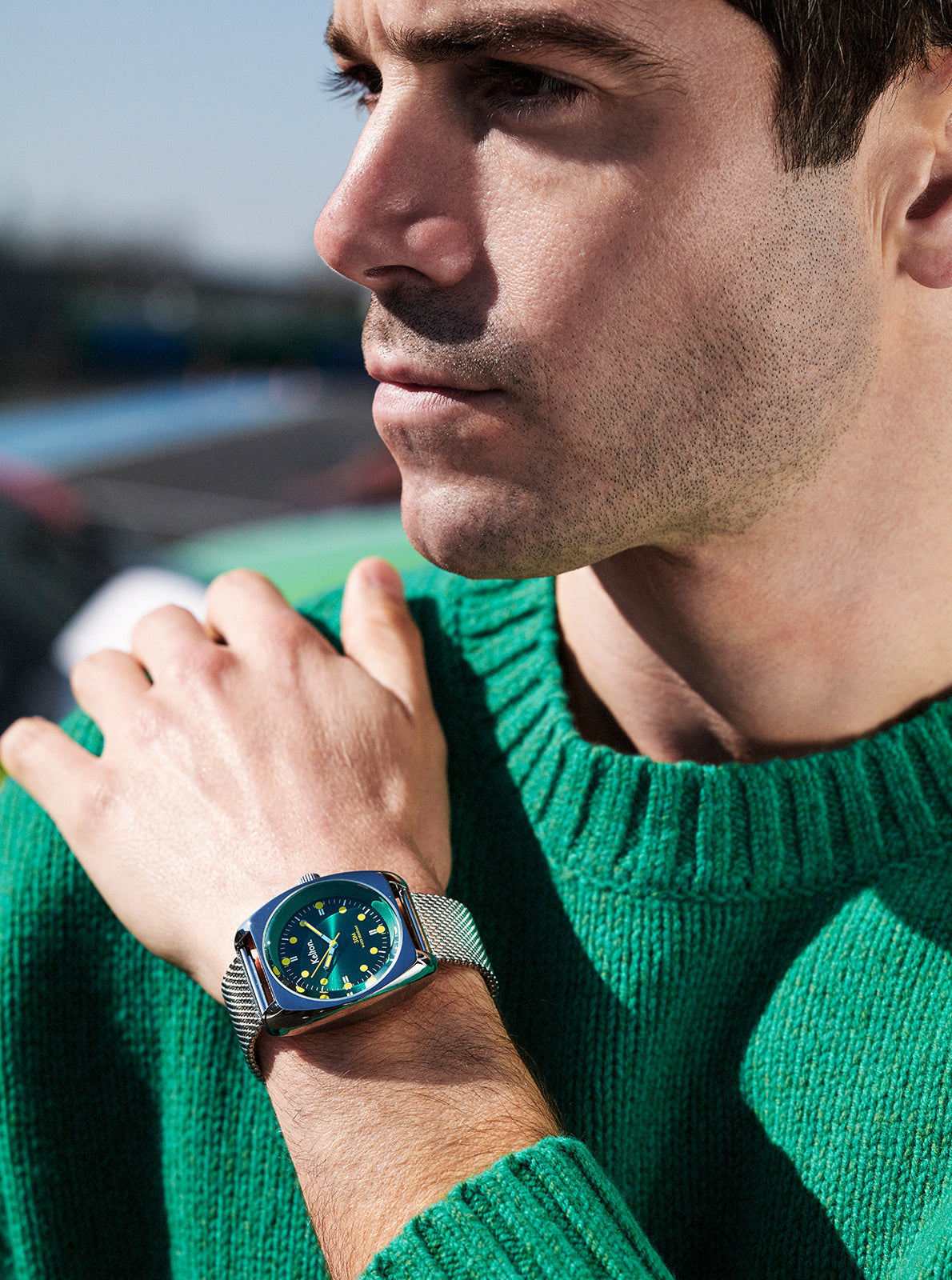 Image of Montre RC2 cadran vert à détails jaunes, bracelet maille métallique argent, vue de côté.