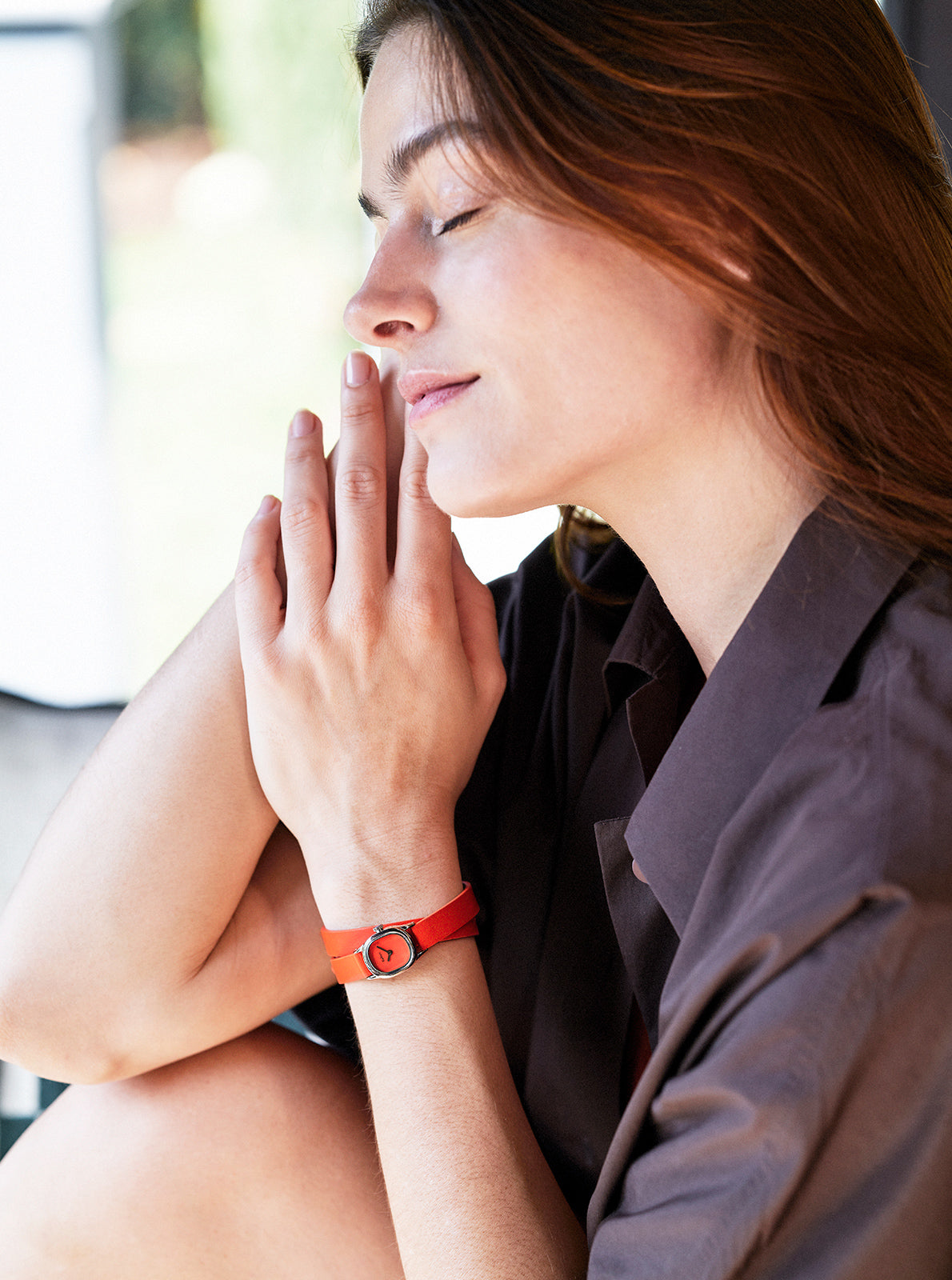 Image of Montre Minicolo mandarine au poignet, cadran rond et bracelet orange