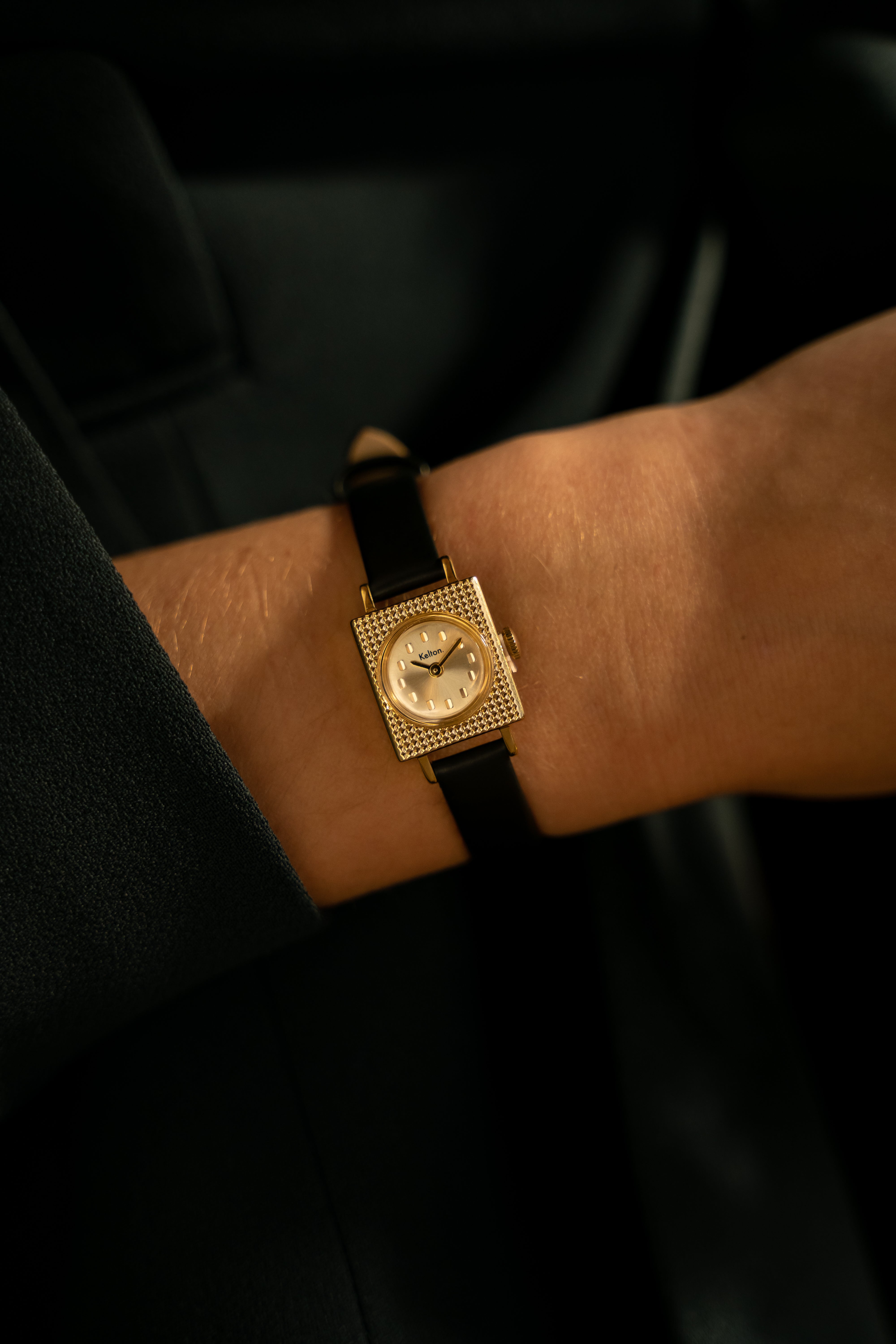 Image of Montre femme sur bracelet noir, cadran doré, vue poignet