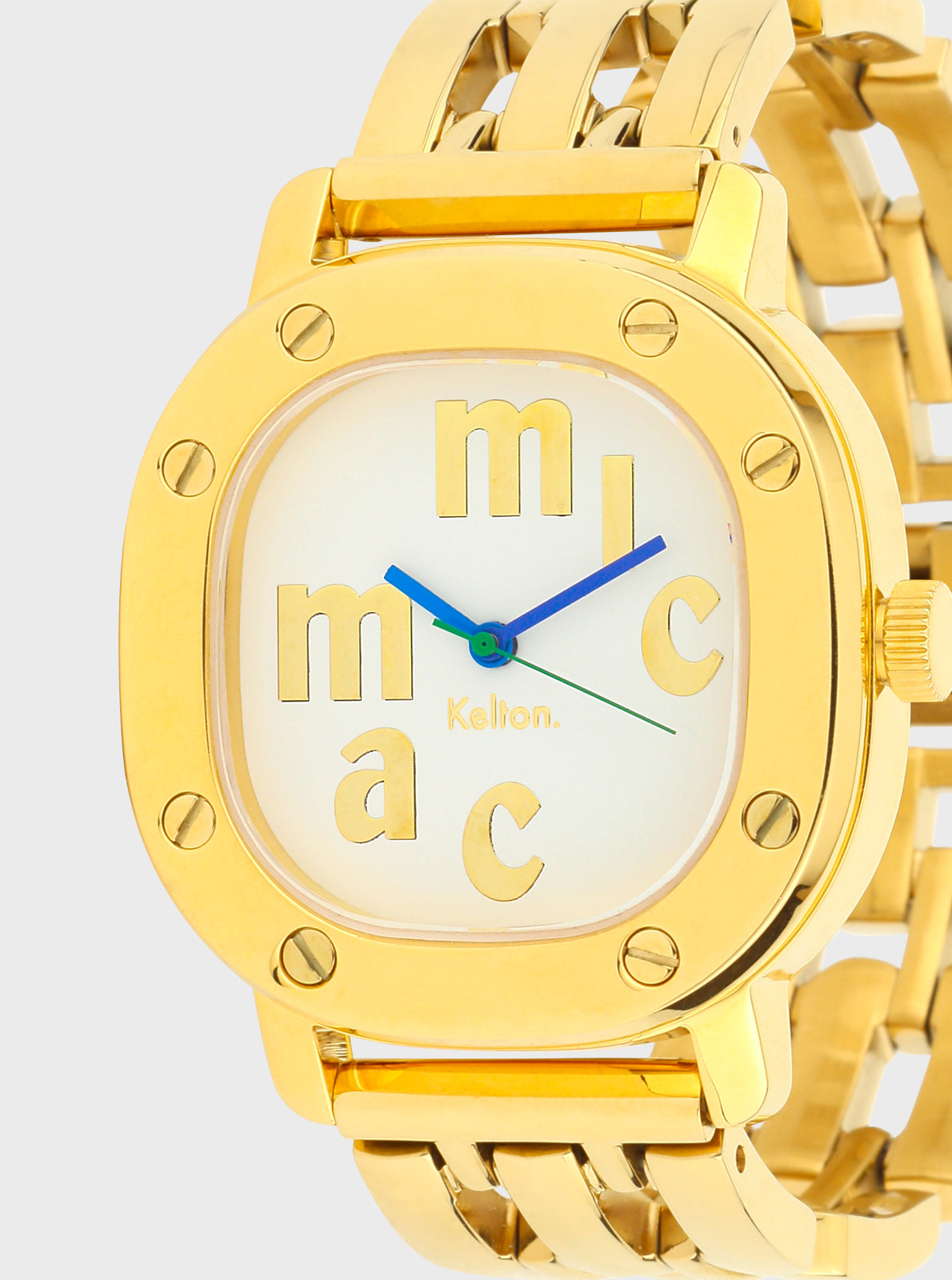 Image of Montre Kelton x Micmac St.Tropez dorée, gros plan cadran blanc aux aiguilles bleues, logo m a c