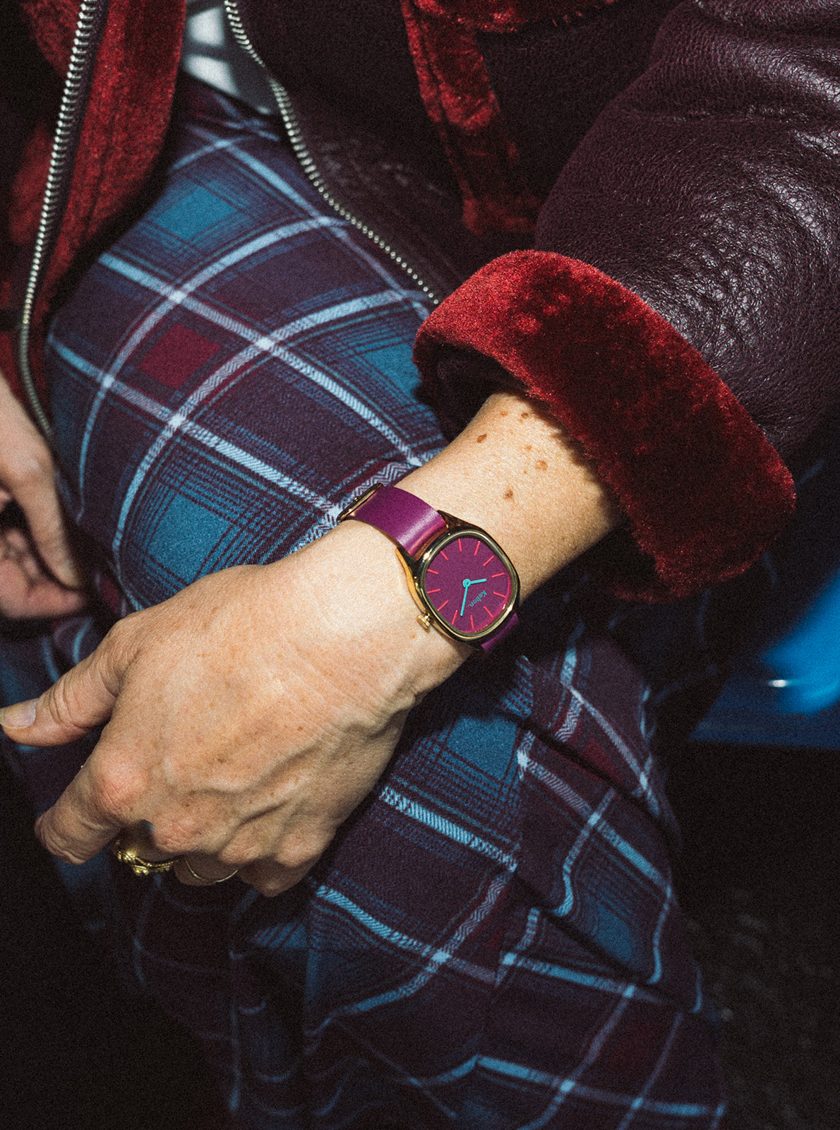Image of Montre à bracelet bordeaux sur manche en fausse fourrure et chemise à carreaux