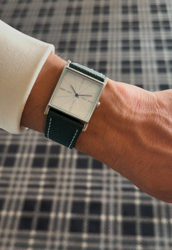 Image of Montre rectangulaire à cadran blanc et bracelet noir en cuir croco sur le poignet