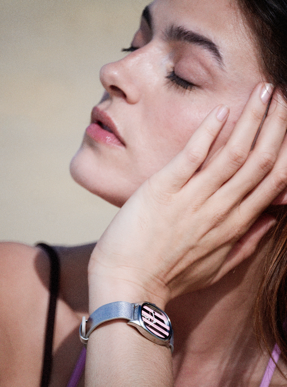 Image of Gros plan sur la montre à bracelet bleu et boîtier argenté