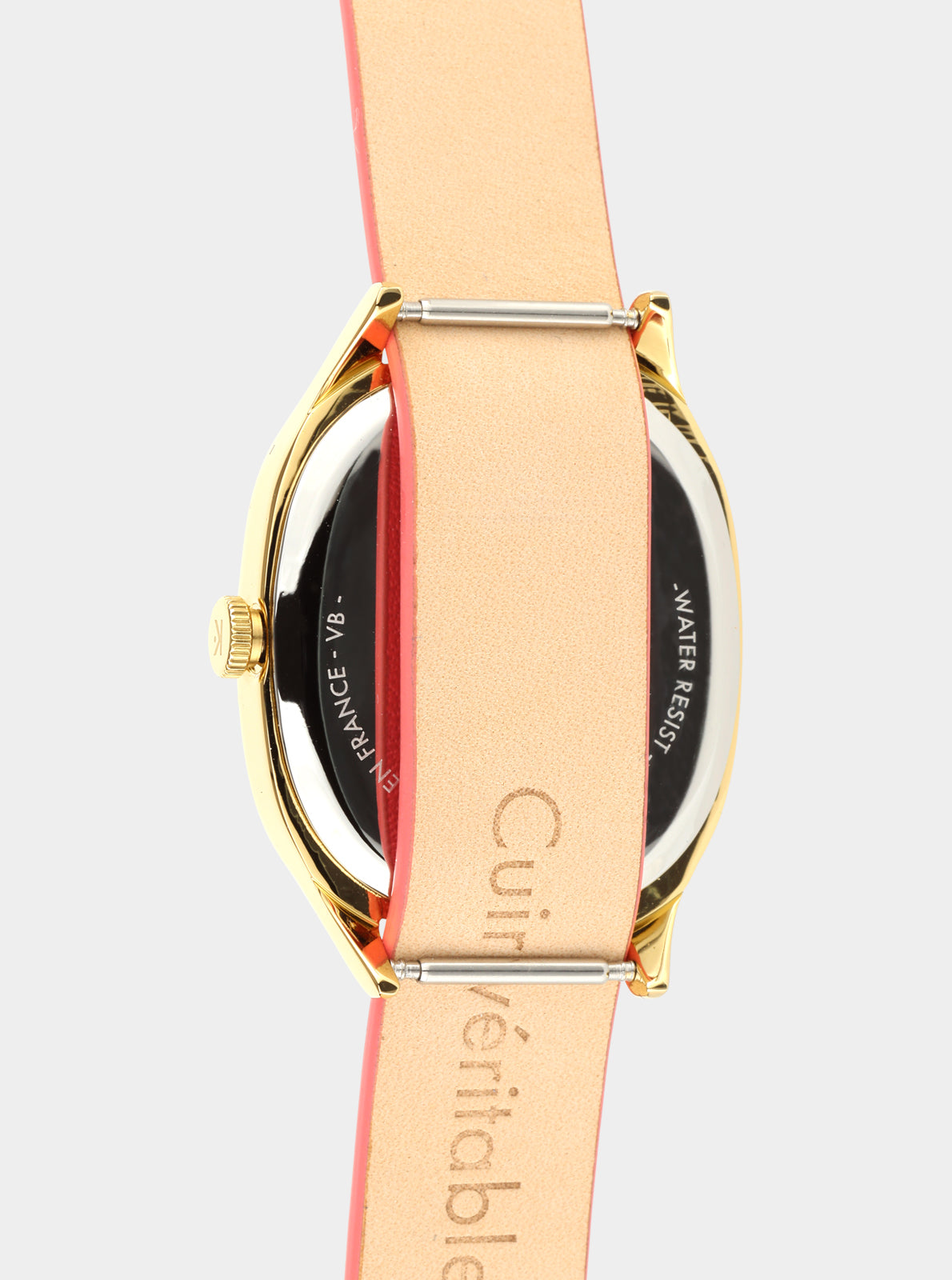 Image of Montre à bracelet cuir rose, dos avec inscriptions et fermoir doré.
