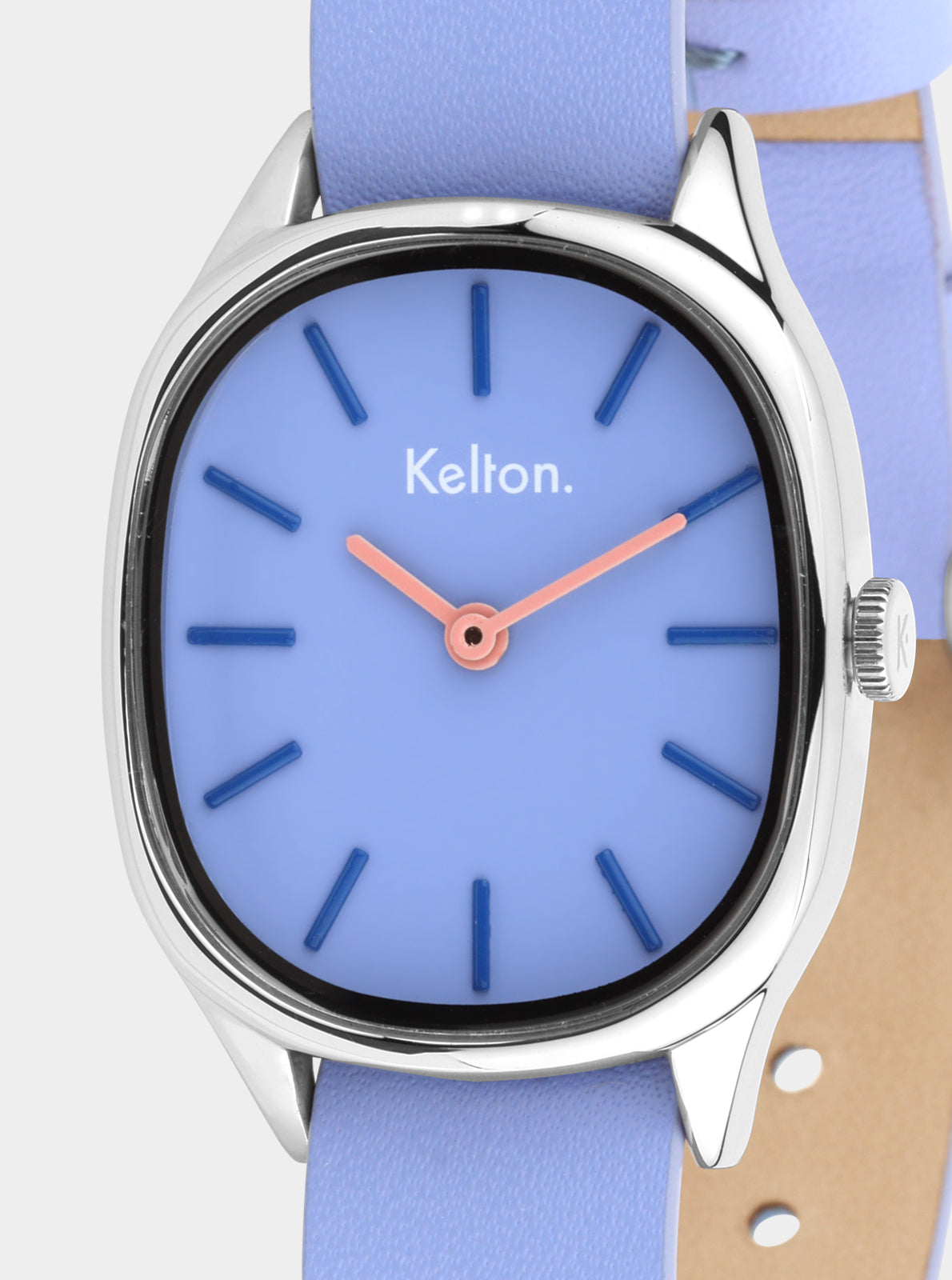Image of Montre Kelton gros plan cadran bleu avec index et aiguilles orange, boîtier argenté.