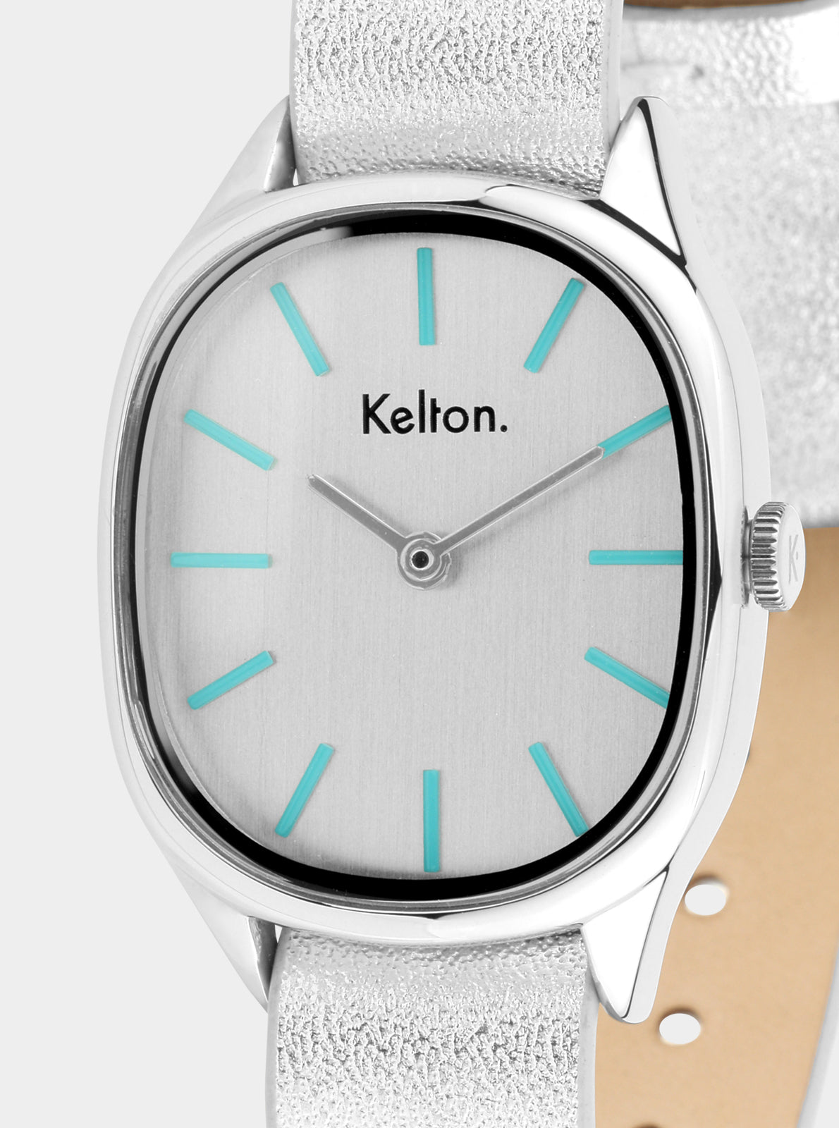 Image of Montre gros plan : cadran blanc, index turquoise et logo Kelton