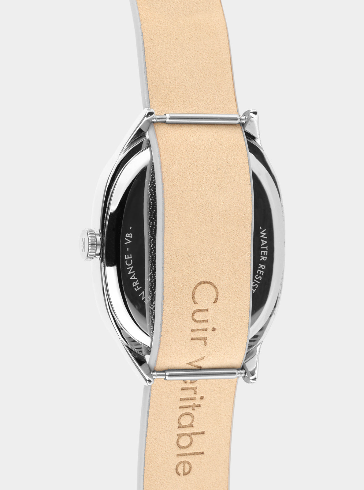 Image of Bracelet cuir clair avec fermoir et inscriptions, vue de dessous