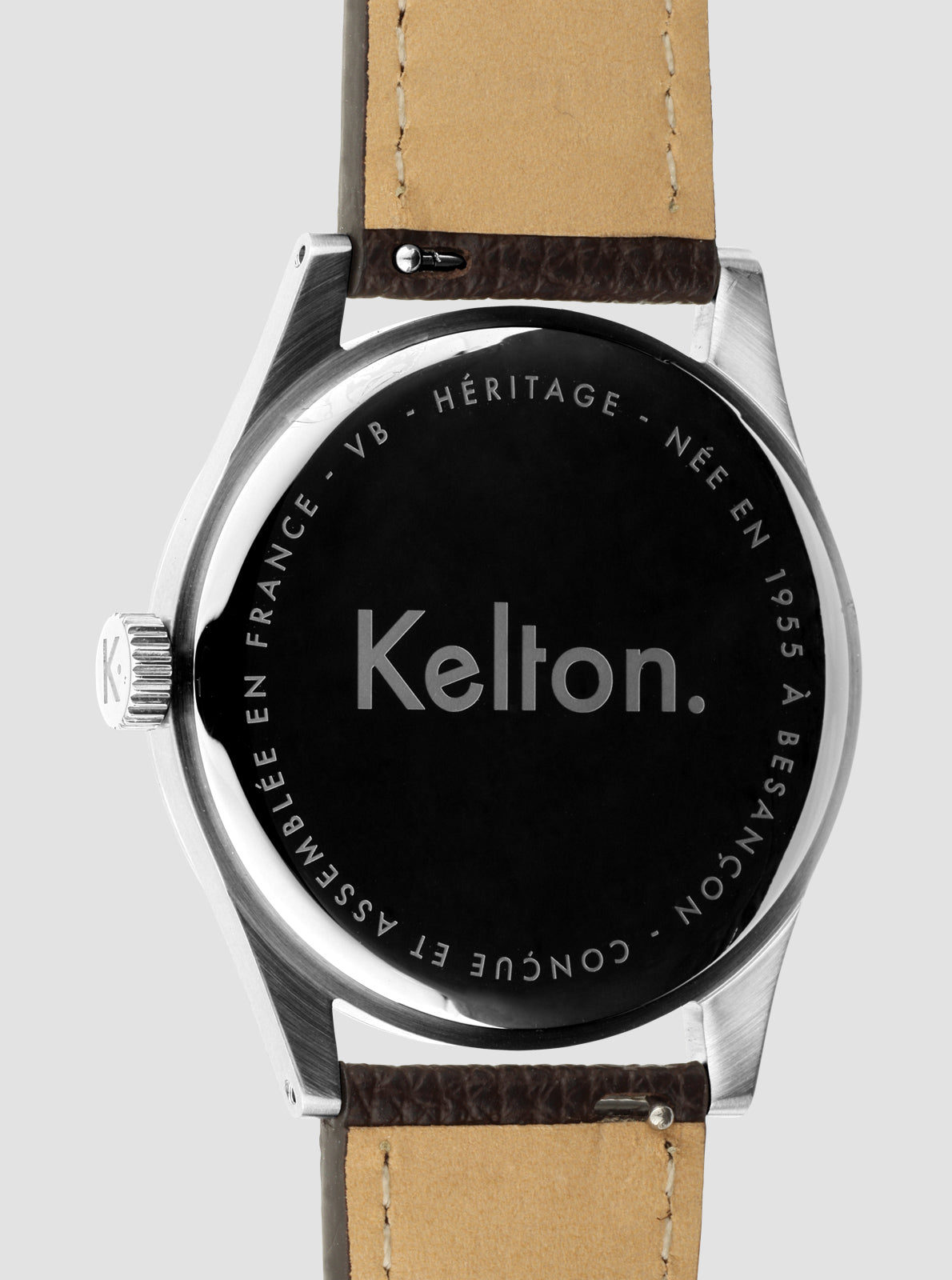 Image of Fond de montre en acier avec marquage, bracelet en cuir brun et beige.