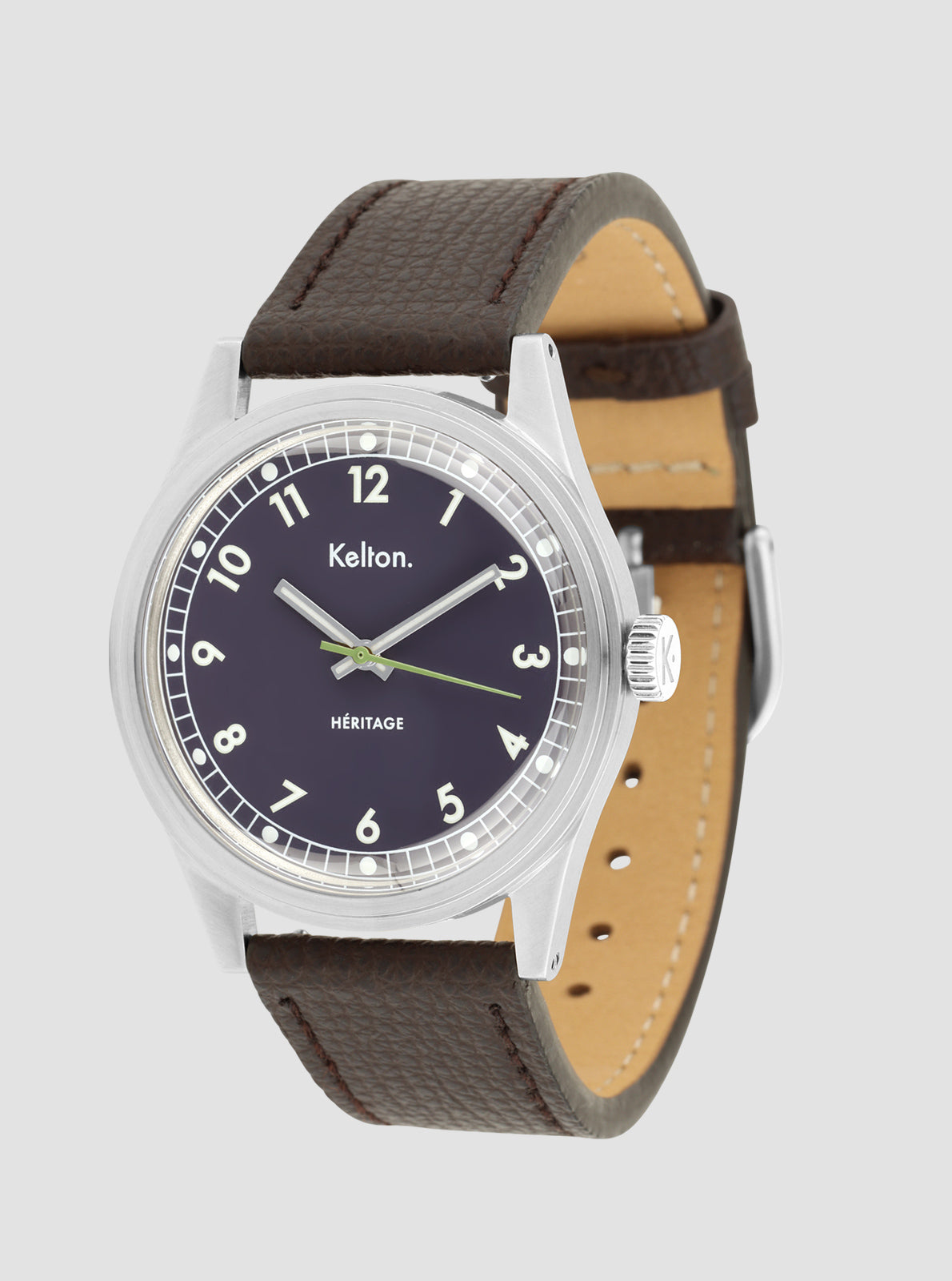 Image of Montre à cadran bleu nuit avec bracelet en cuir brun, boîtier argenté, vue de côté.