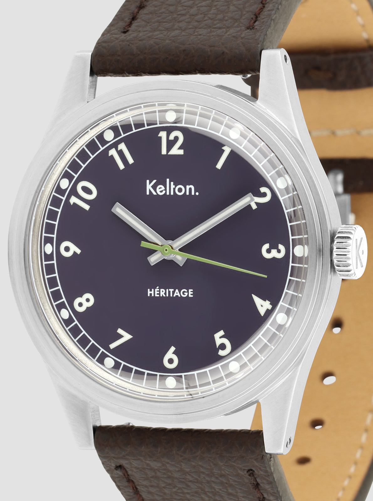 Image of Montre cadran bleu nuit en gros plan, bracelet cuir sombre, aiguilles et chiffres.