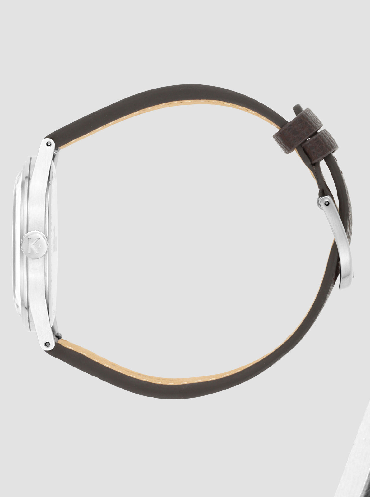 Image of Montre vue latérale, bracelet en cuir brun avec surpiqûres, boîtier argenté.
