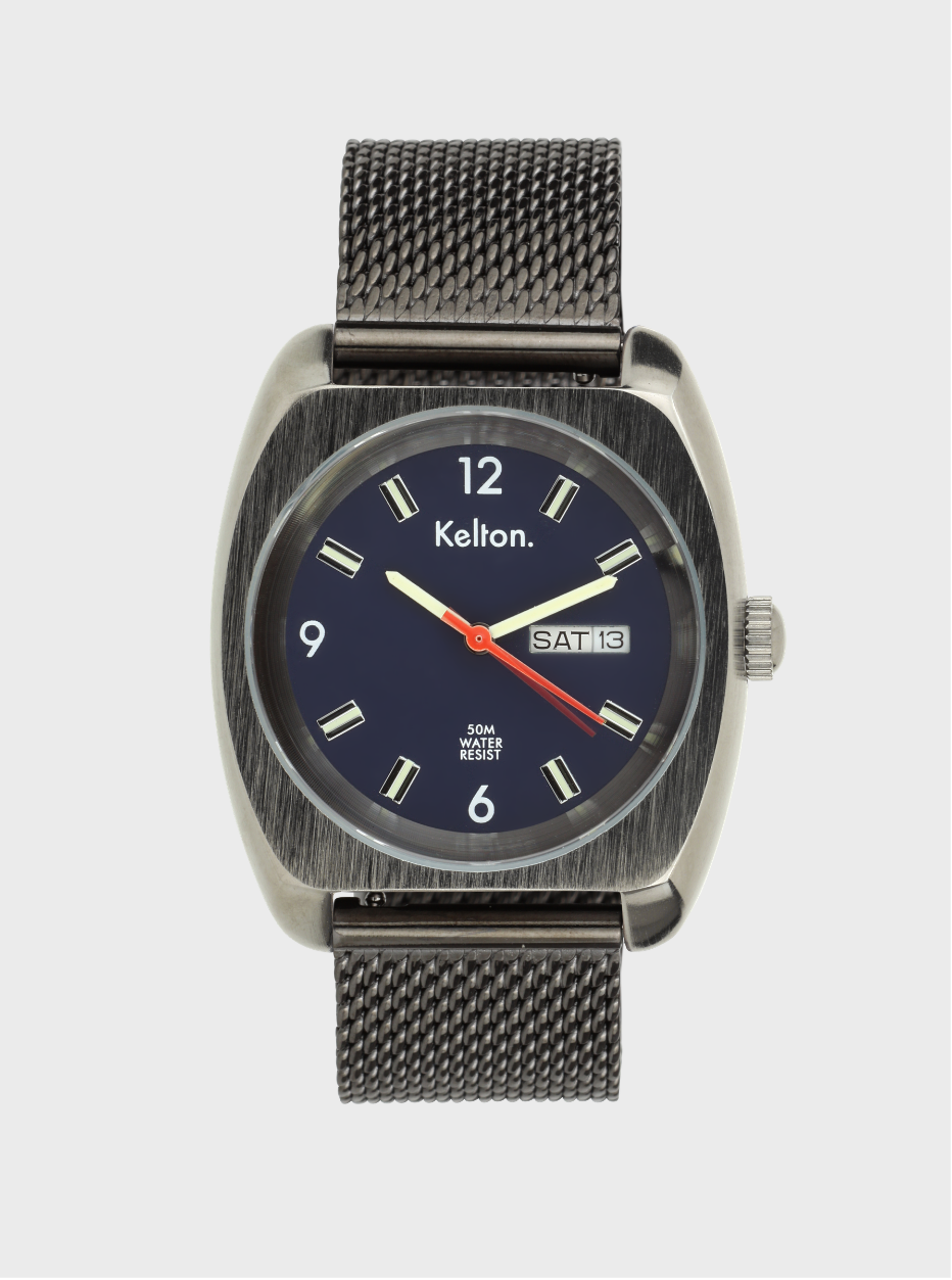 Image of Montre à cadran bleu marine avec bracelet maille métallique sombre