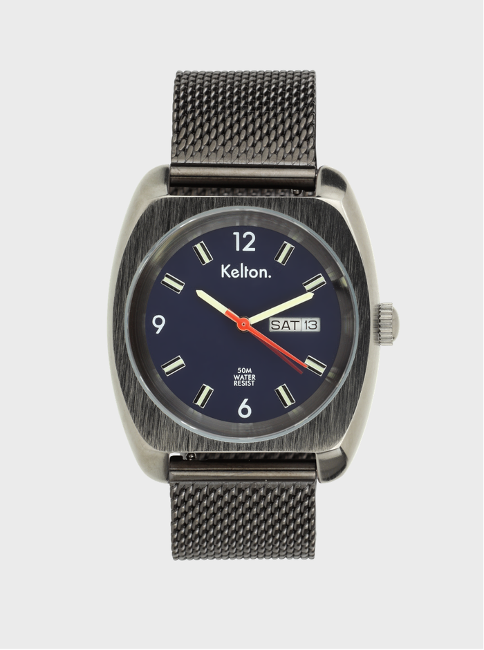 Montre à cadran bleu marine avec bracelet maille métallique sombre