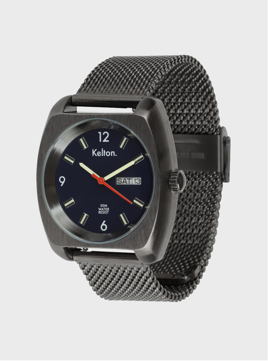 Image of Montre bleu marine avec boîtier gris foncé et bracelet maille métallique