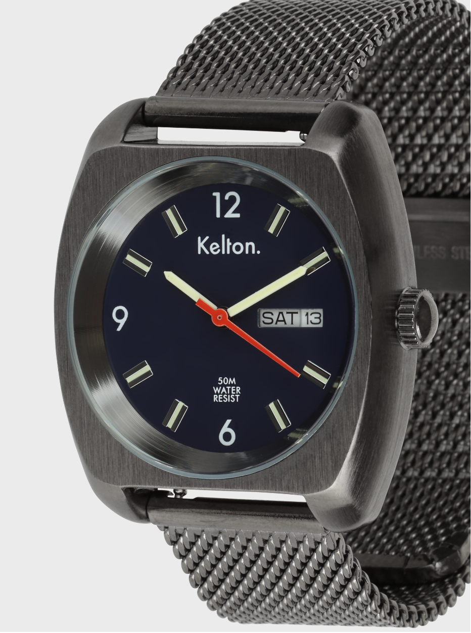 Image of Gros plan de montre à cadran bleu marine et bracelet maille métallique sombre