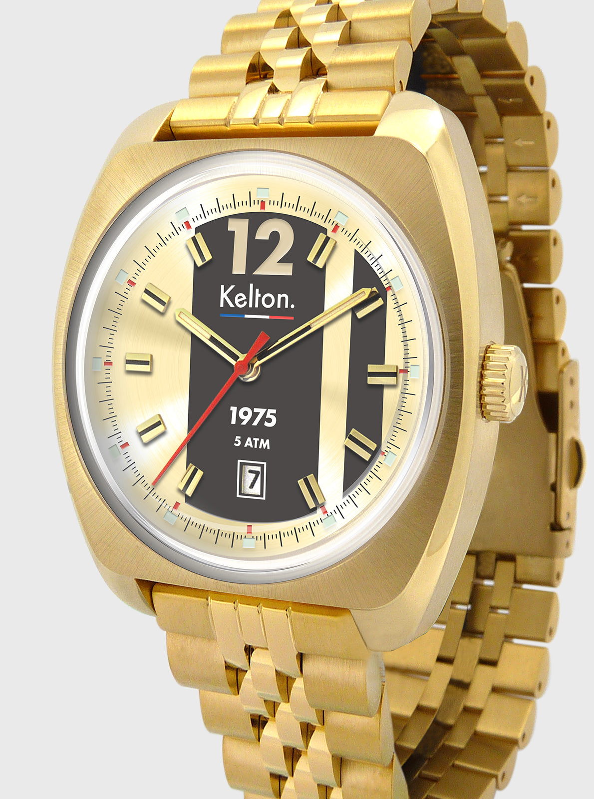 Image of Montre acier doré, gros cadran noir avec chiffres 12, date 7 et aiguilles rouges.