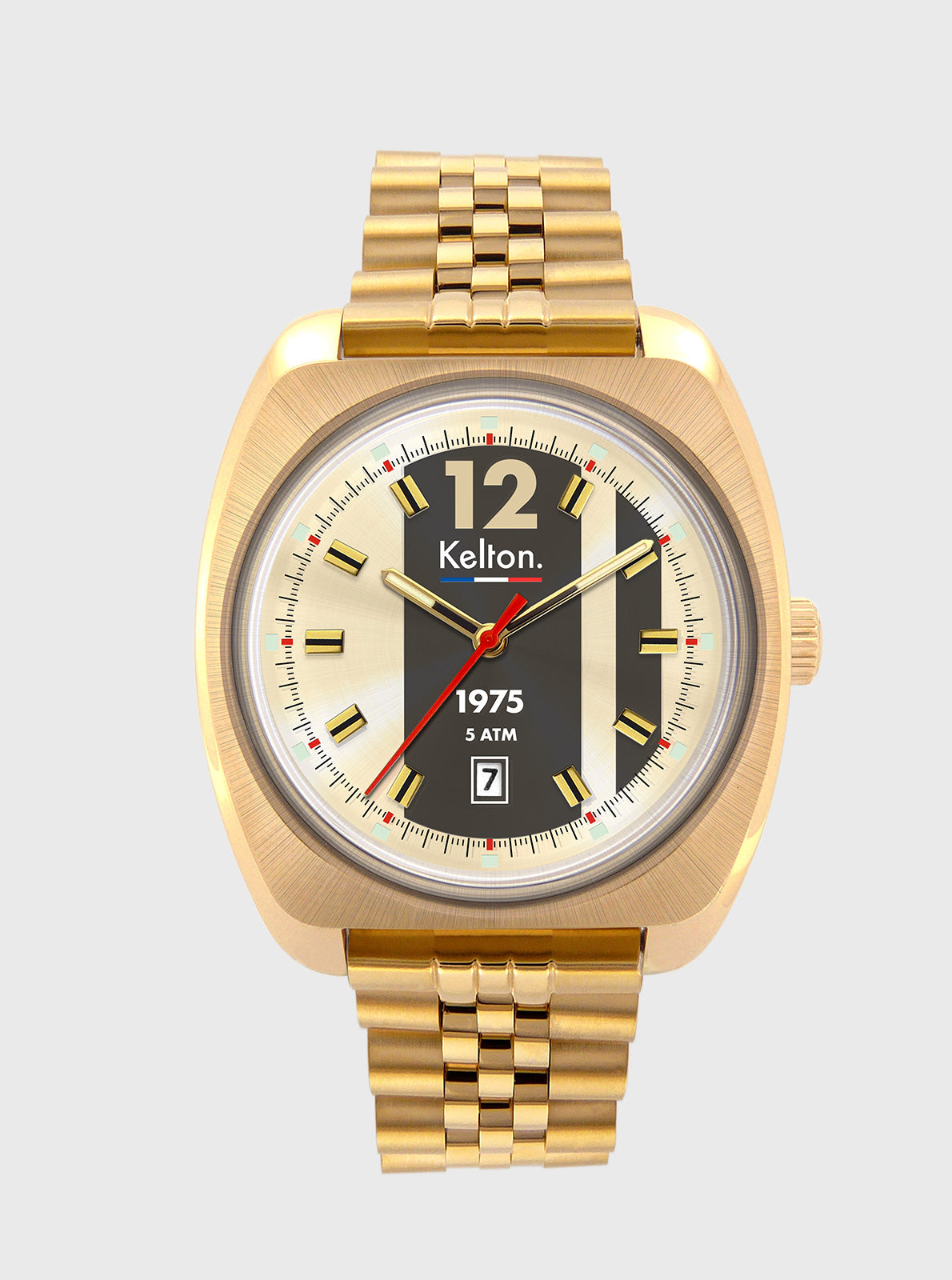 Montre acier doré, cadran noir, chiffres 12, aiguilles rouges et date 7.