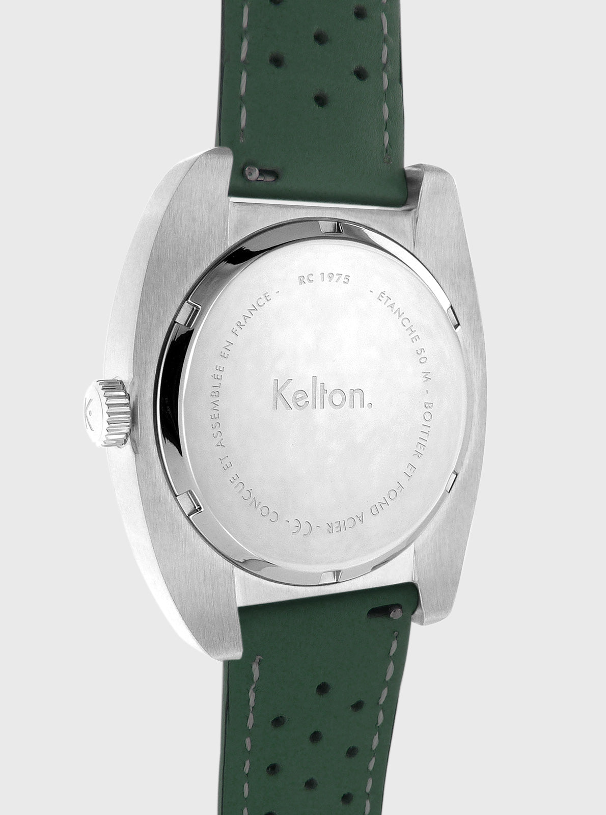 Image of Montre Kelton RC 1975 face arrière en acier argenté, gravure Kelton, bracelet cuir vert.