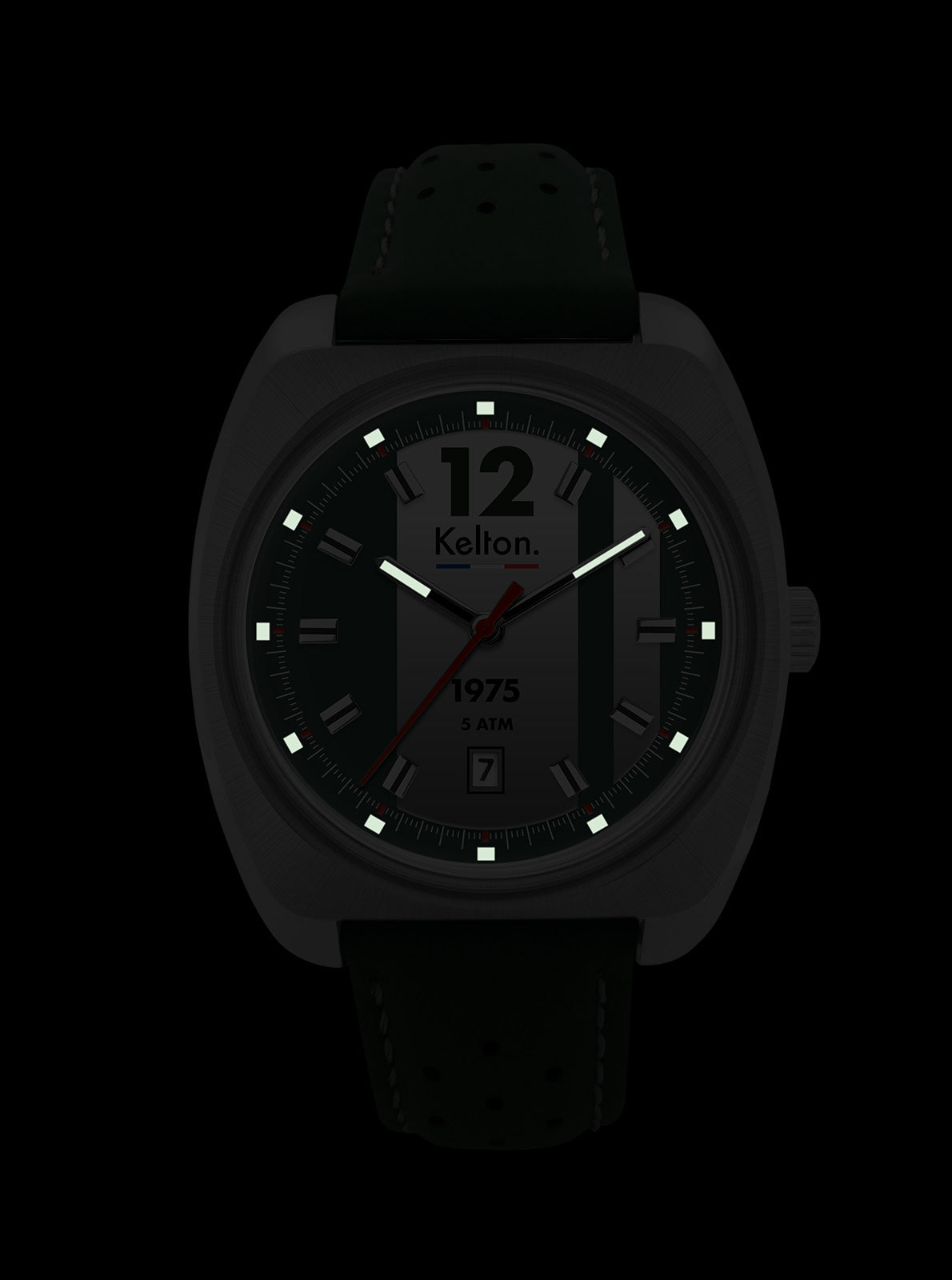 Image of Montre Kelton RC 1975 au look sombre: cadran noir, bracelet cuir vert, boîtier foncé.