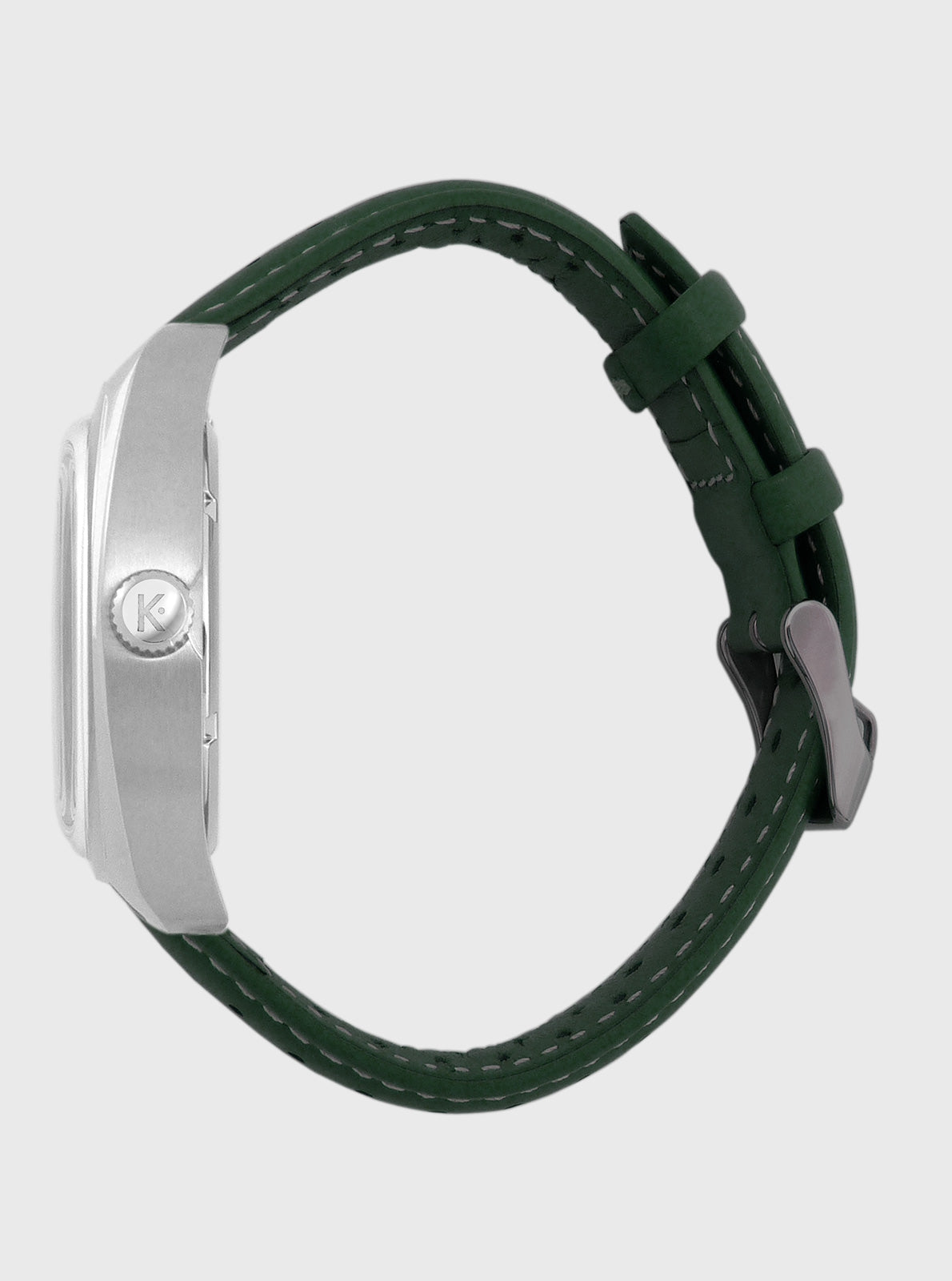 Image of Montre Kelton RC 1975 vue de profil: bracelet cuir vert et fermoir, boîtier argenté.
