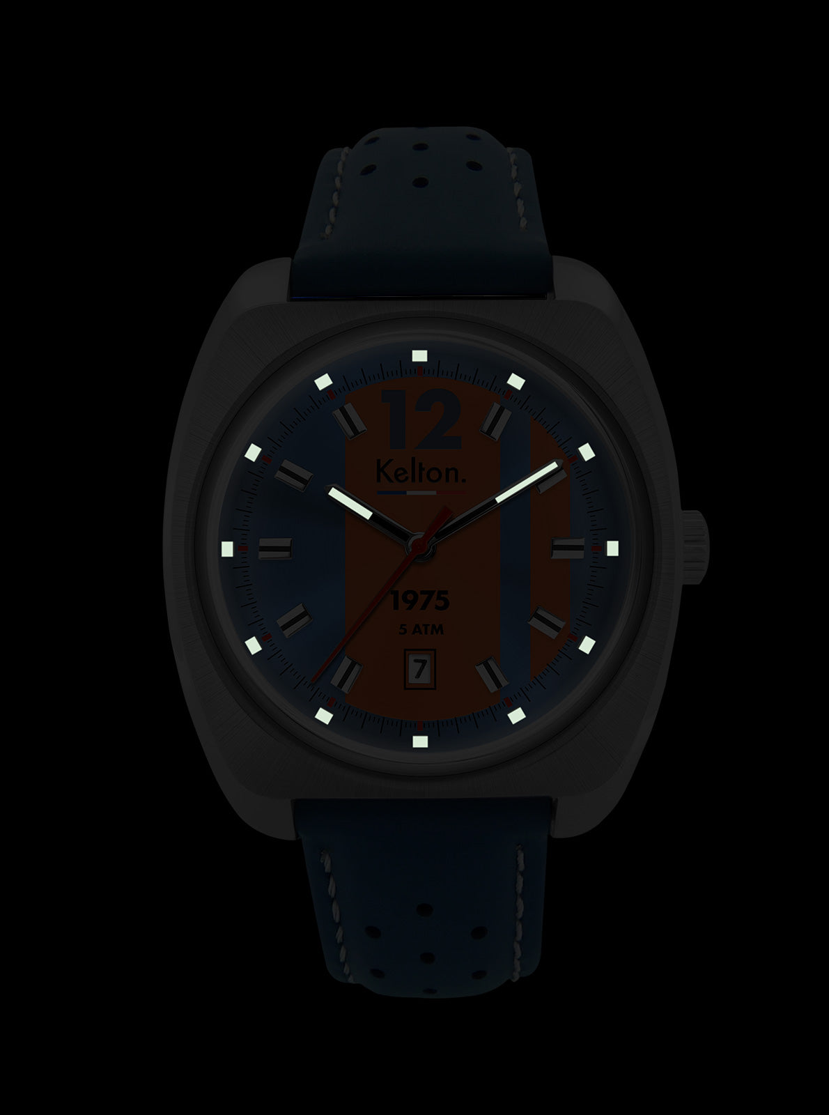 Image of Montre Kelton sur fond sombre, cadran bleu-orangé, boîtier argenté et bracelet cuir bleu.