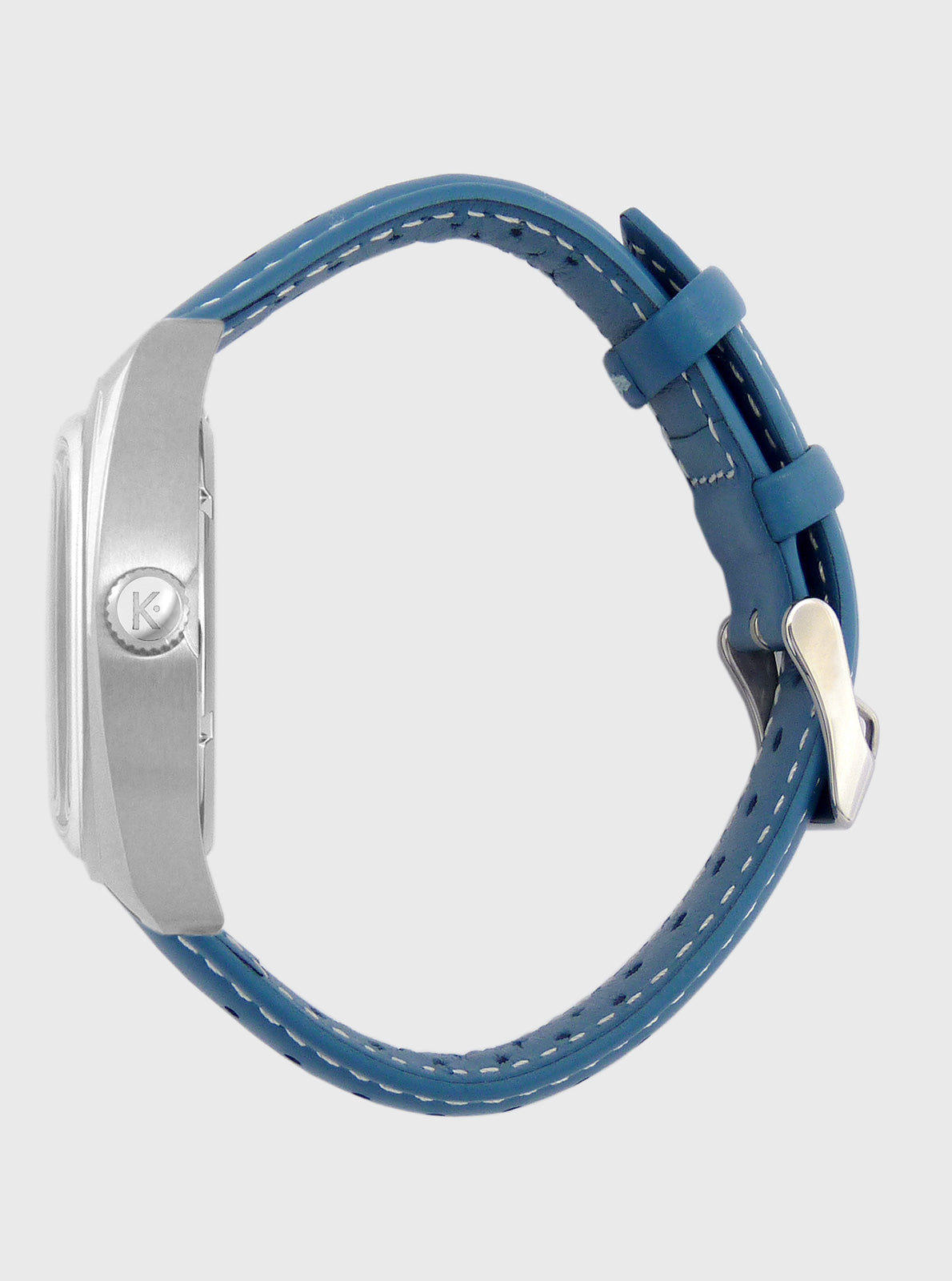 Image of Montre Kelton vue latérale, boîtier argenté et boucle du bracelet cuir bleu.
