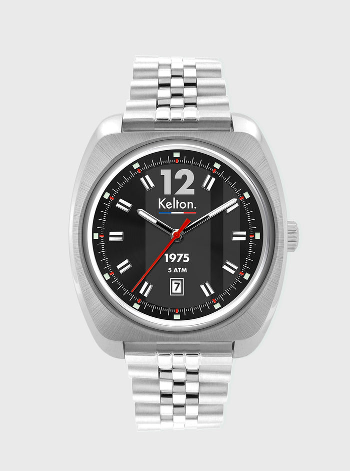 Montre Kelton acier, cadran noir lisible, aiguilles rouges, bracelet métal assorti
