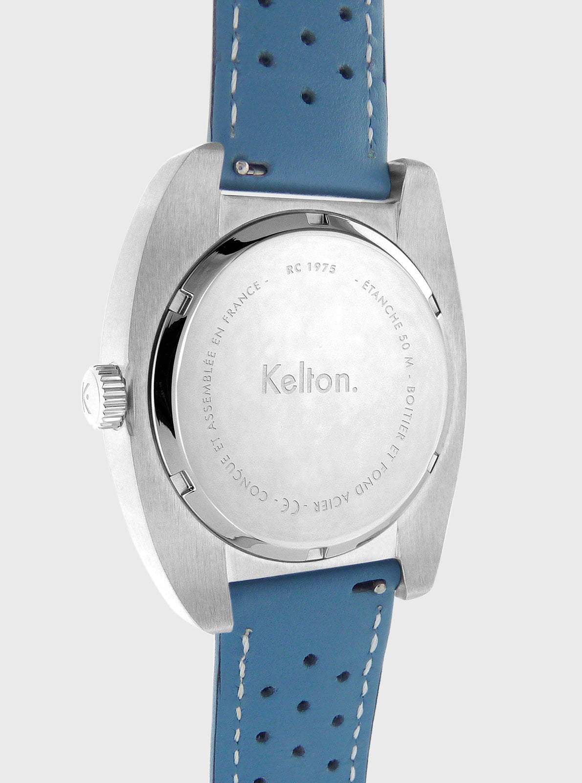 Image of Dos de montre Kelton avec marquages, bracelet cuir bleu perforé et boucle.