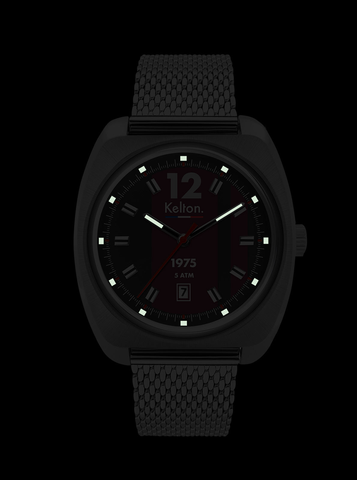 Image of Montre Kelton RC 1975 à boîtier et bracelet noirs, cadran noir bordeaux avec index lumineux.