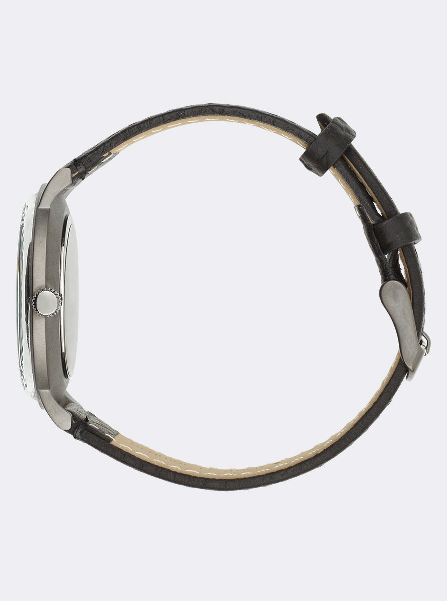 Image of Montre avec bracelet cuir noir, vue de côté du boîtier et de la couronne.